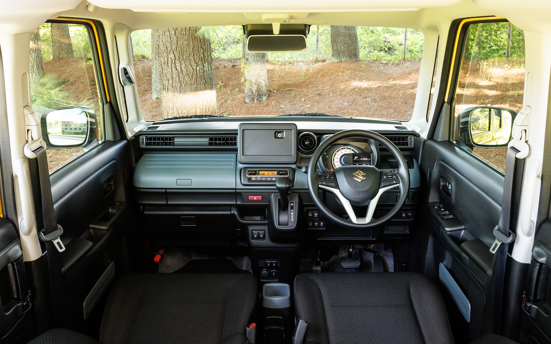 商用車とは思えない豪華なインパネ。アクセントカラーは「ガレージライフ」をイメージしたグレーイッシュブルーで統一