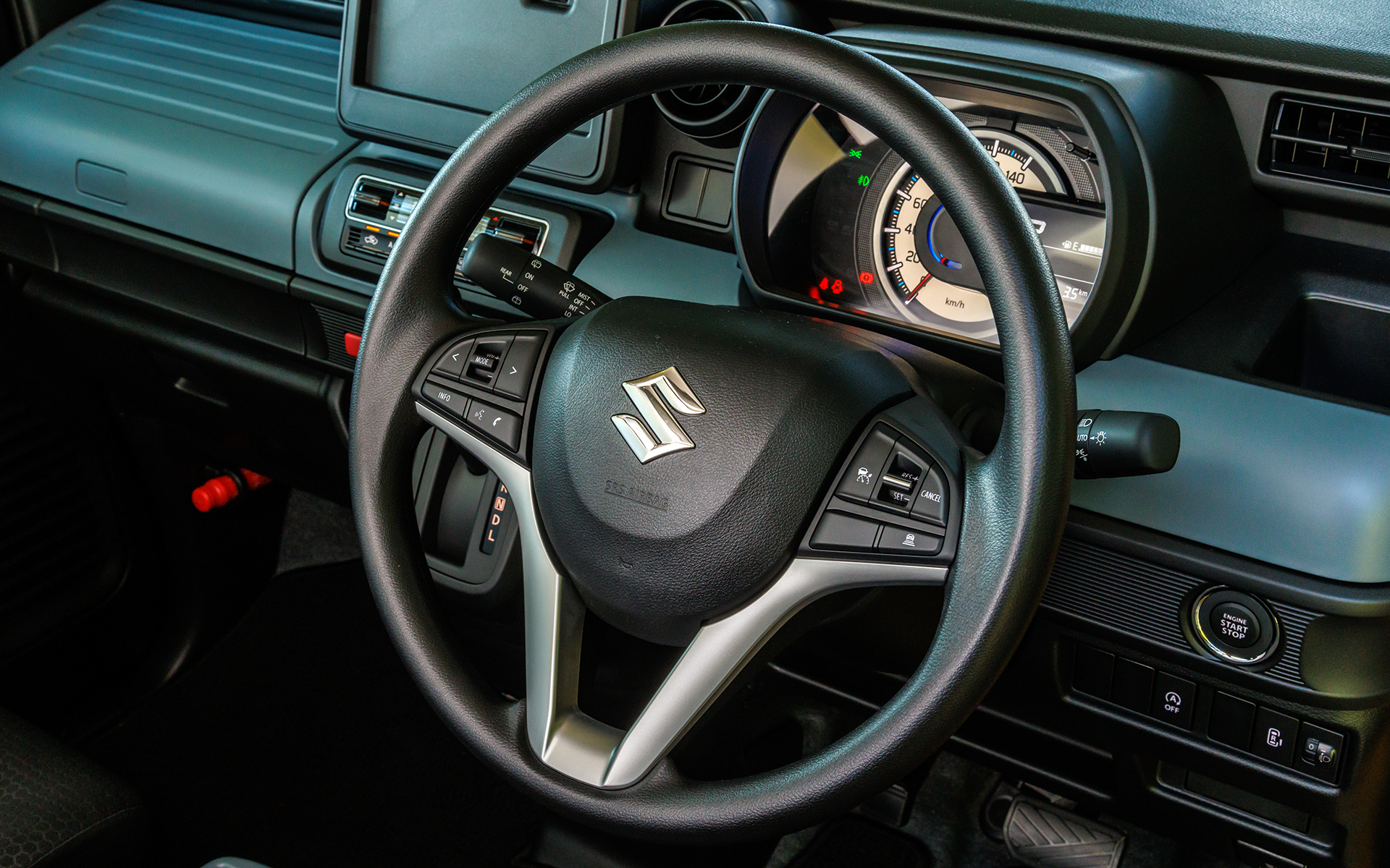 ステアリングはウレタン仕様。XFはアダプティブクルーズコントロールが標準となるため右スポーク部に専用スイッチが付くほか、チルトステアリングも採用