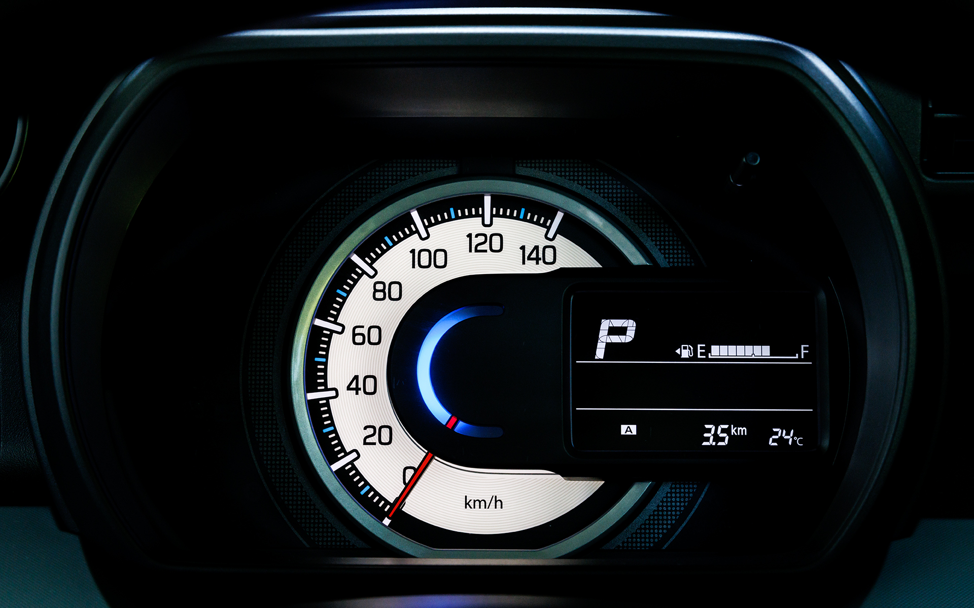 メーターはスペーシアタイプ。各種情報の表示が可能なマルチインフォメーションディスプレイも装備