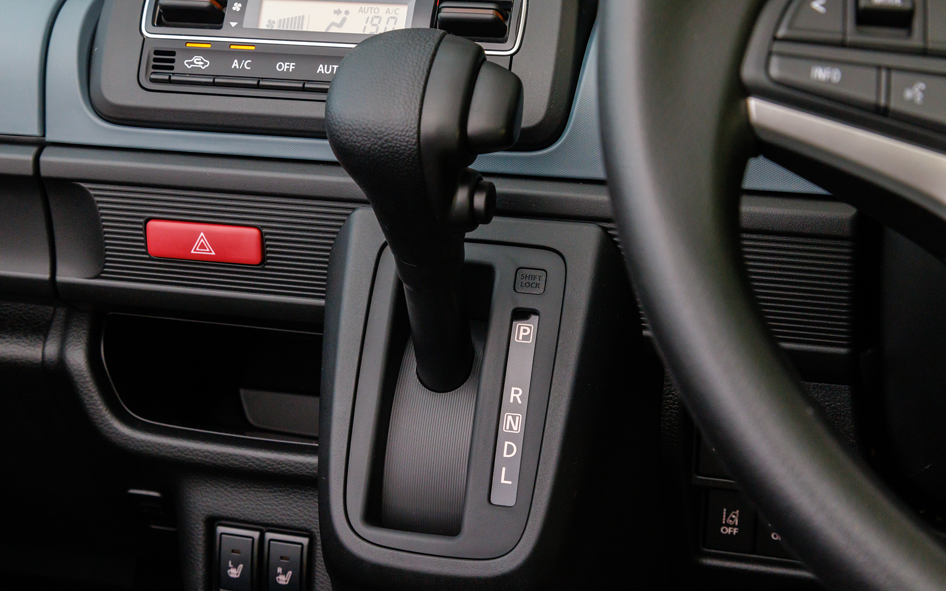 シフトはメッキ加飾を省いたシンプル仕様