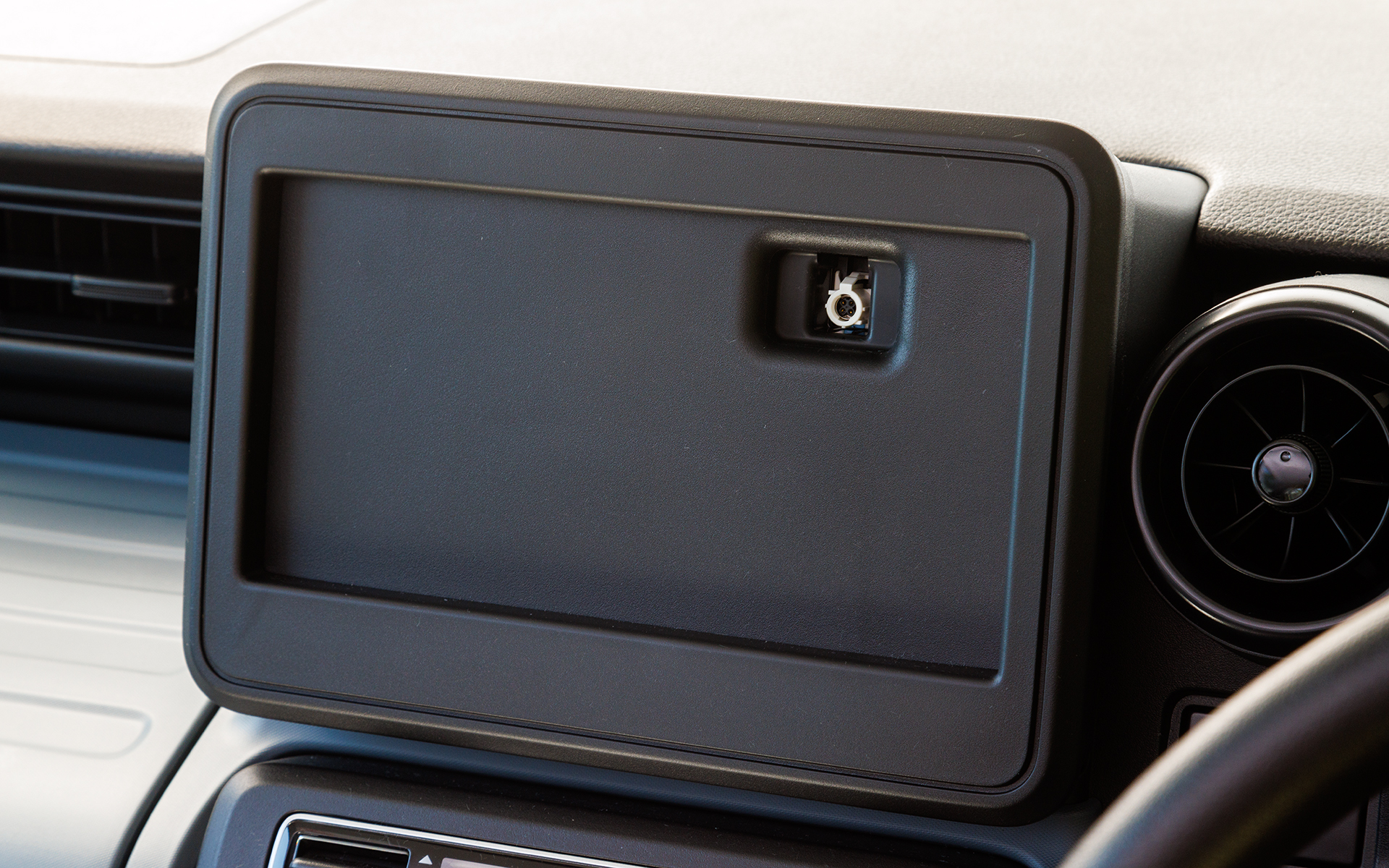 オーディオレス仕様が標準。ワイド2DIN用のガーニッシュと2スピーカーが標準装備となる