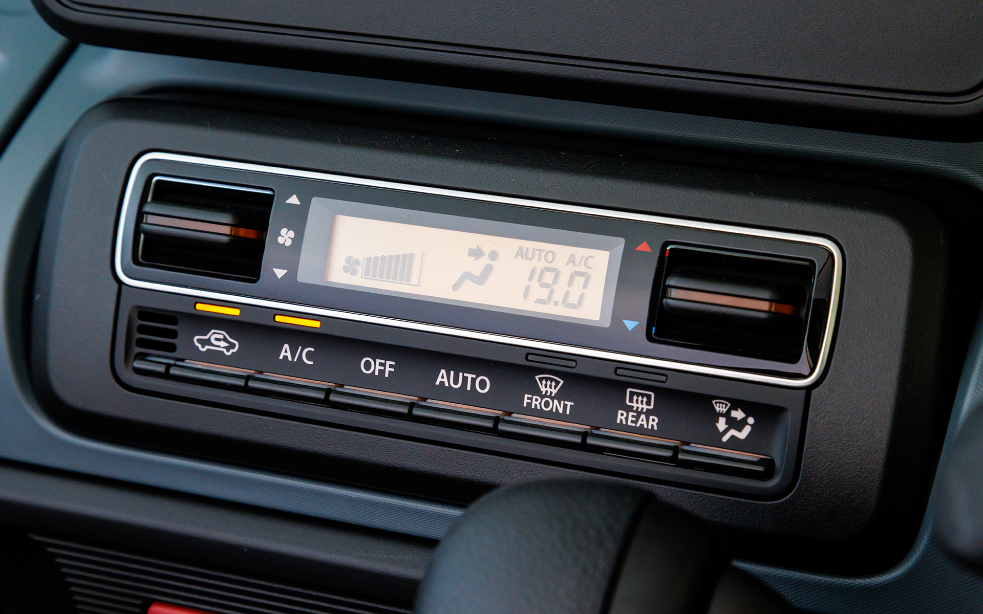 フルオートエアコンが標準。これもスズキ軽商用初