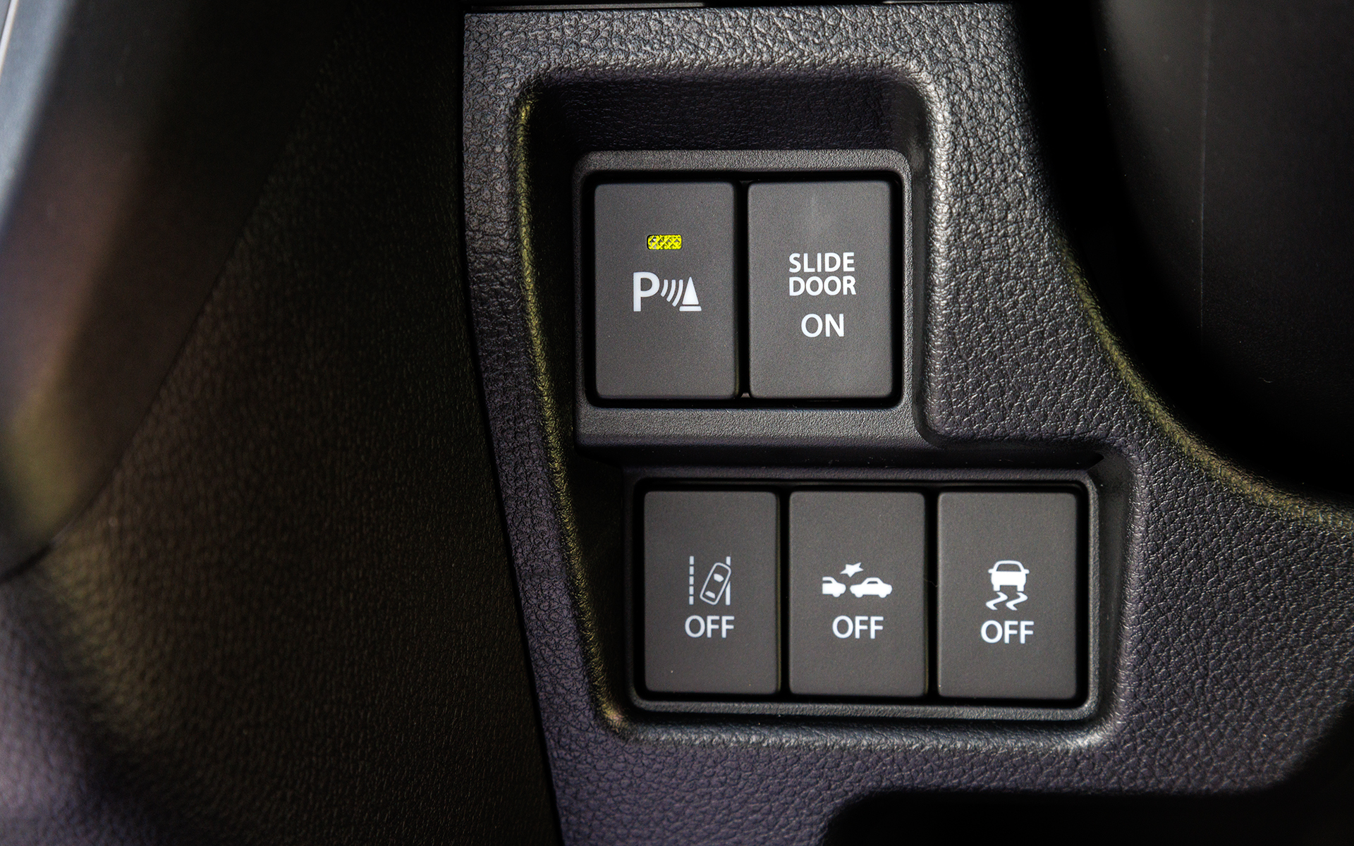 ステアリングコラム左側には安全装備系のスイッチが並ぶ