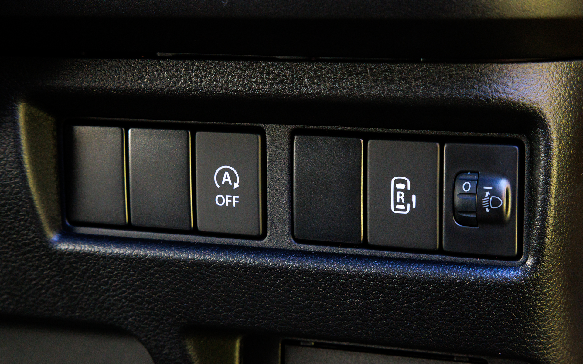 ステアリングコラム右側のスイッチ群。右側パワースライドドアはXFに標準