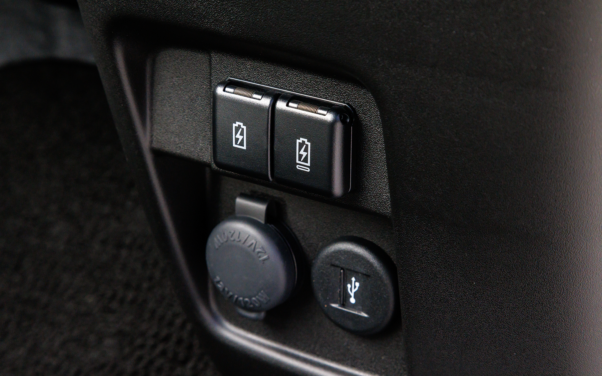 インパネ下部にはDC12Vソケットや充電用USB端子を装備