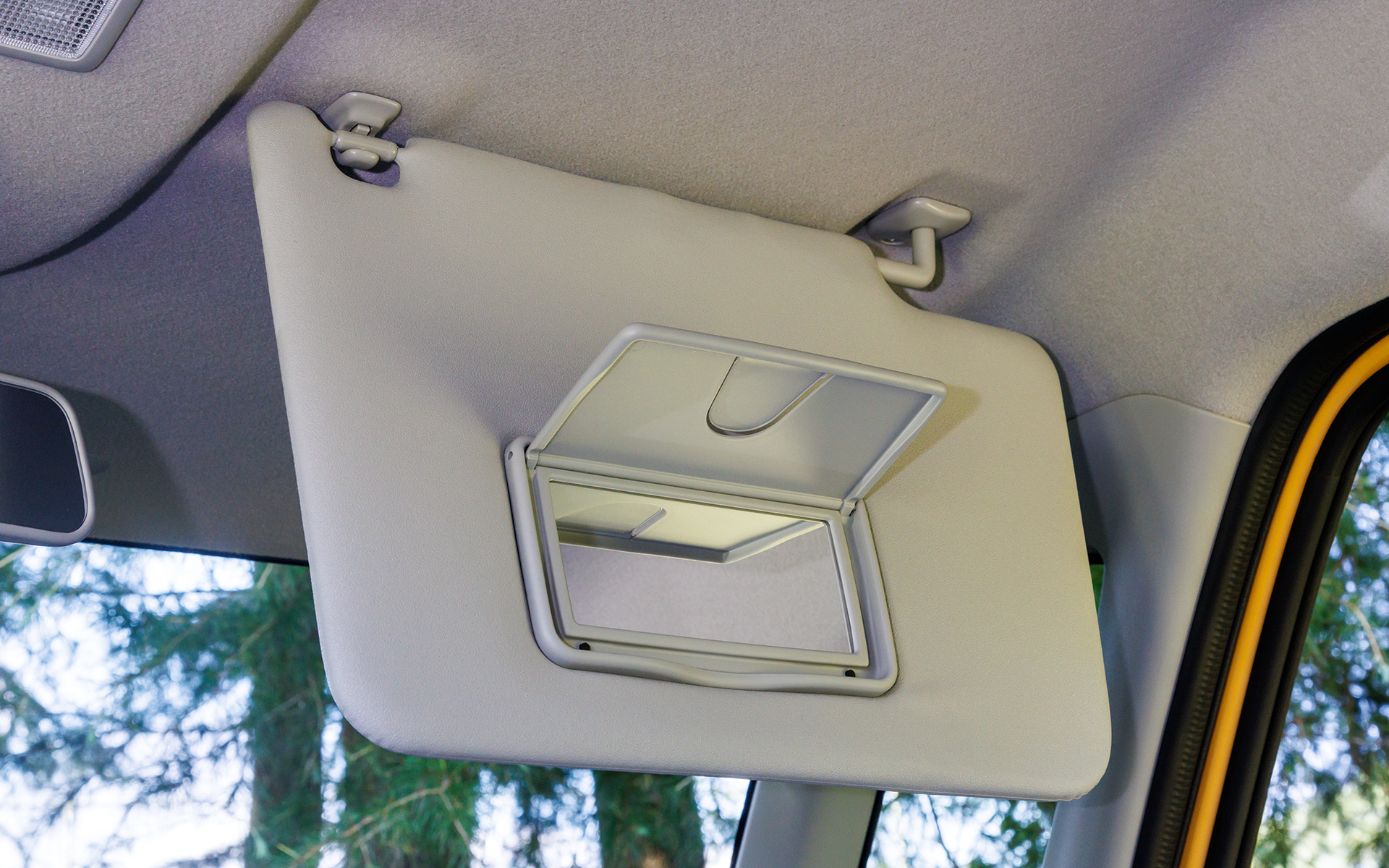 運転席サンバイザー裏にはバニティミラーを装備