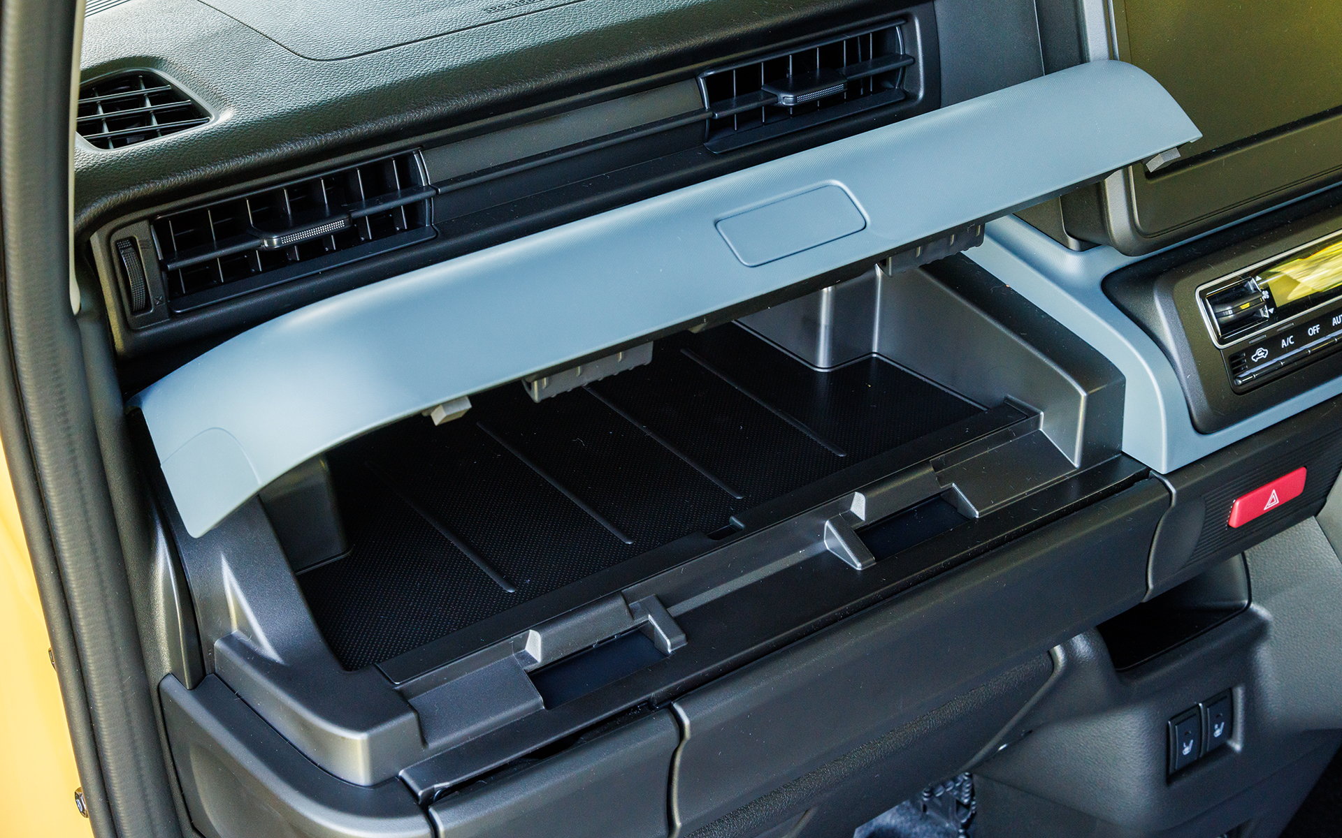 助手席前には大型のインパネアッパーボックスを用意