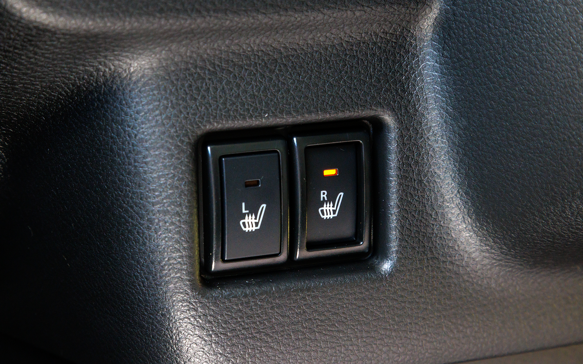 XFは運転席、助手席ともにシートヒーターが標準となるほか運転席シートリフターも装備。GFは運転席のみだが4WD車は助手席も標準