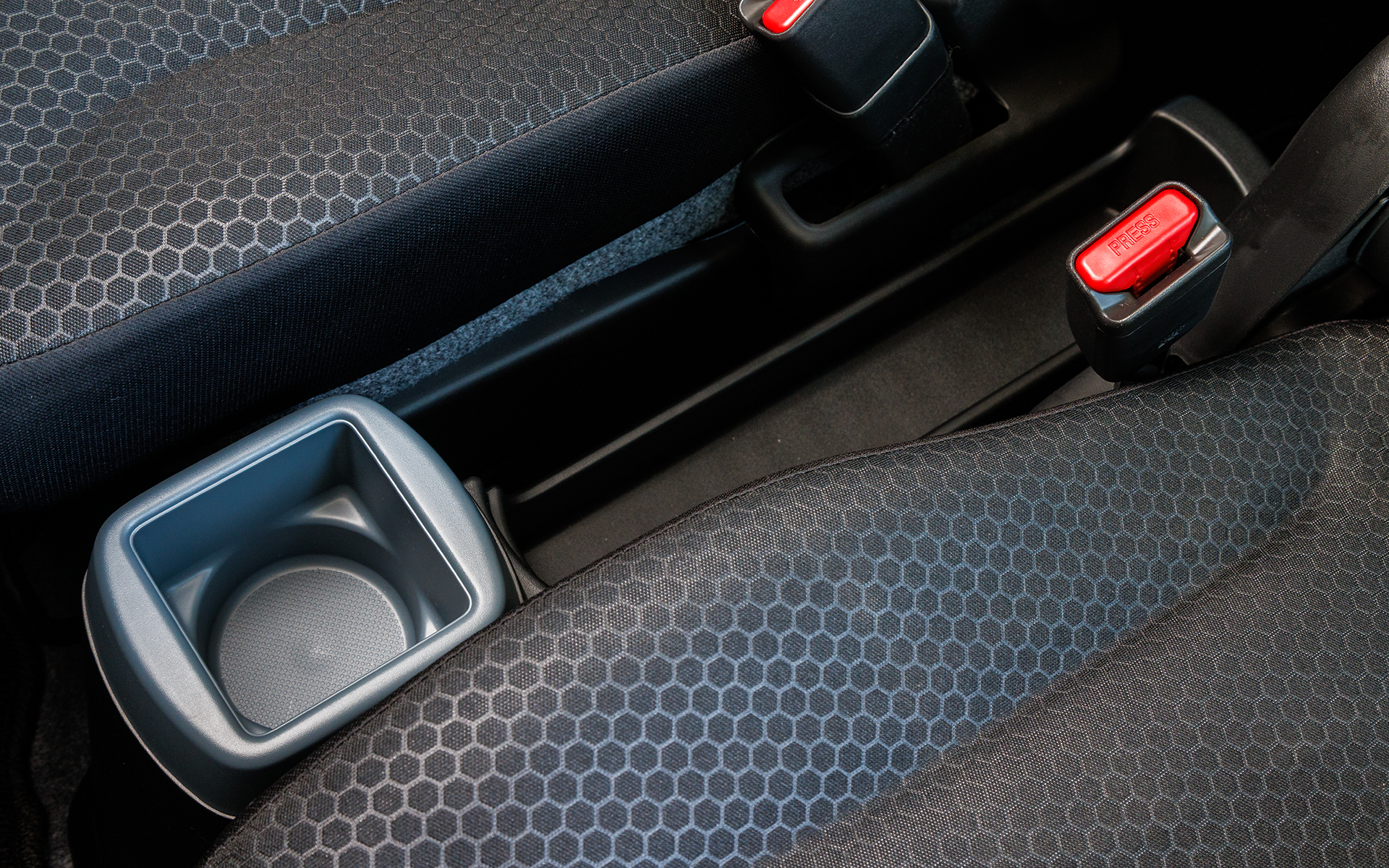 セパレートシートとすることで中央にフロアコンソールトレーを用意