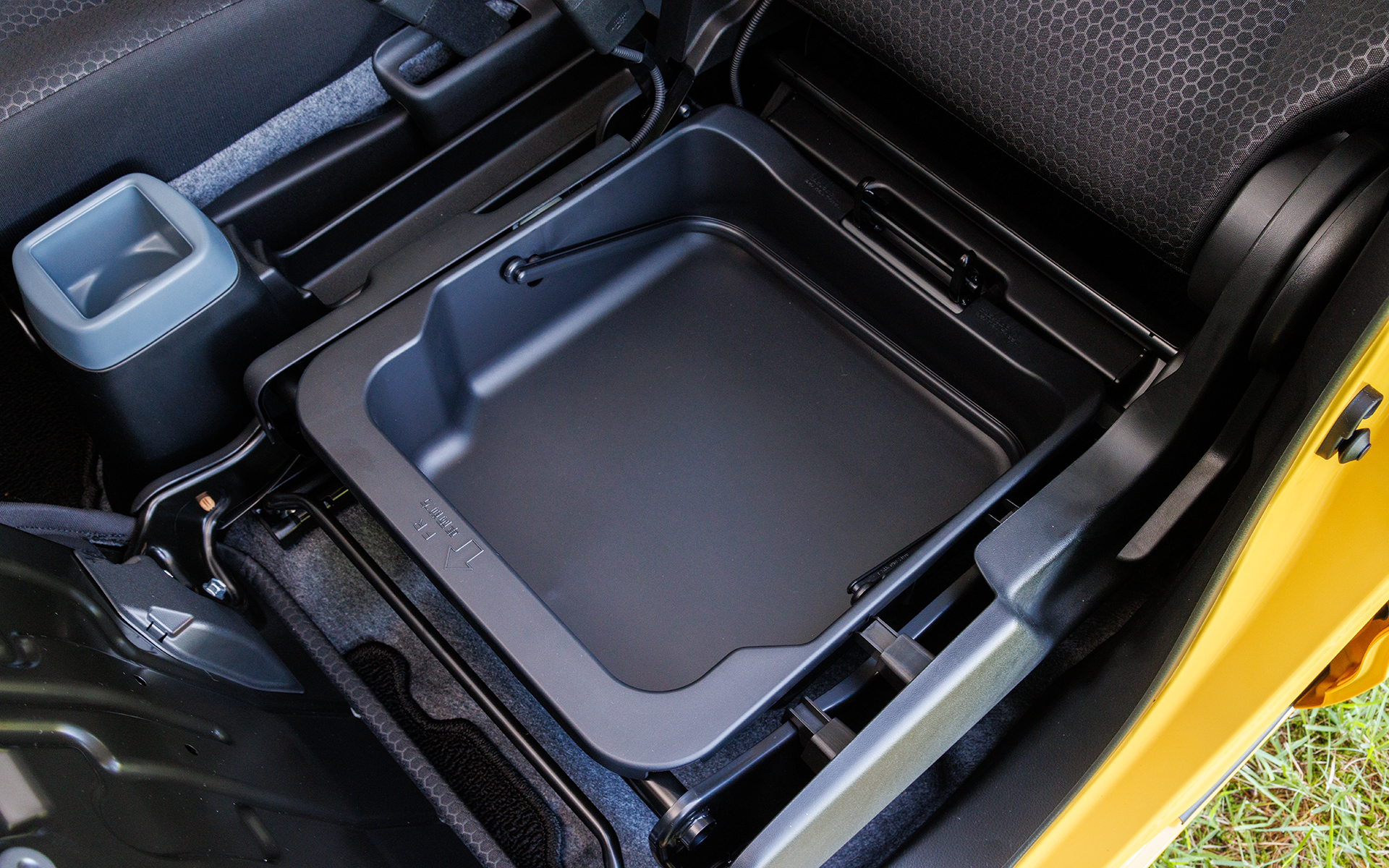 助手席座面下にも収納がある