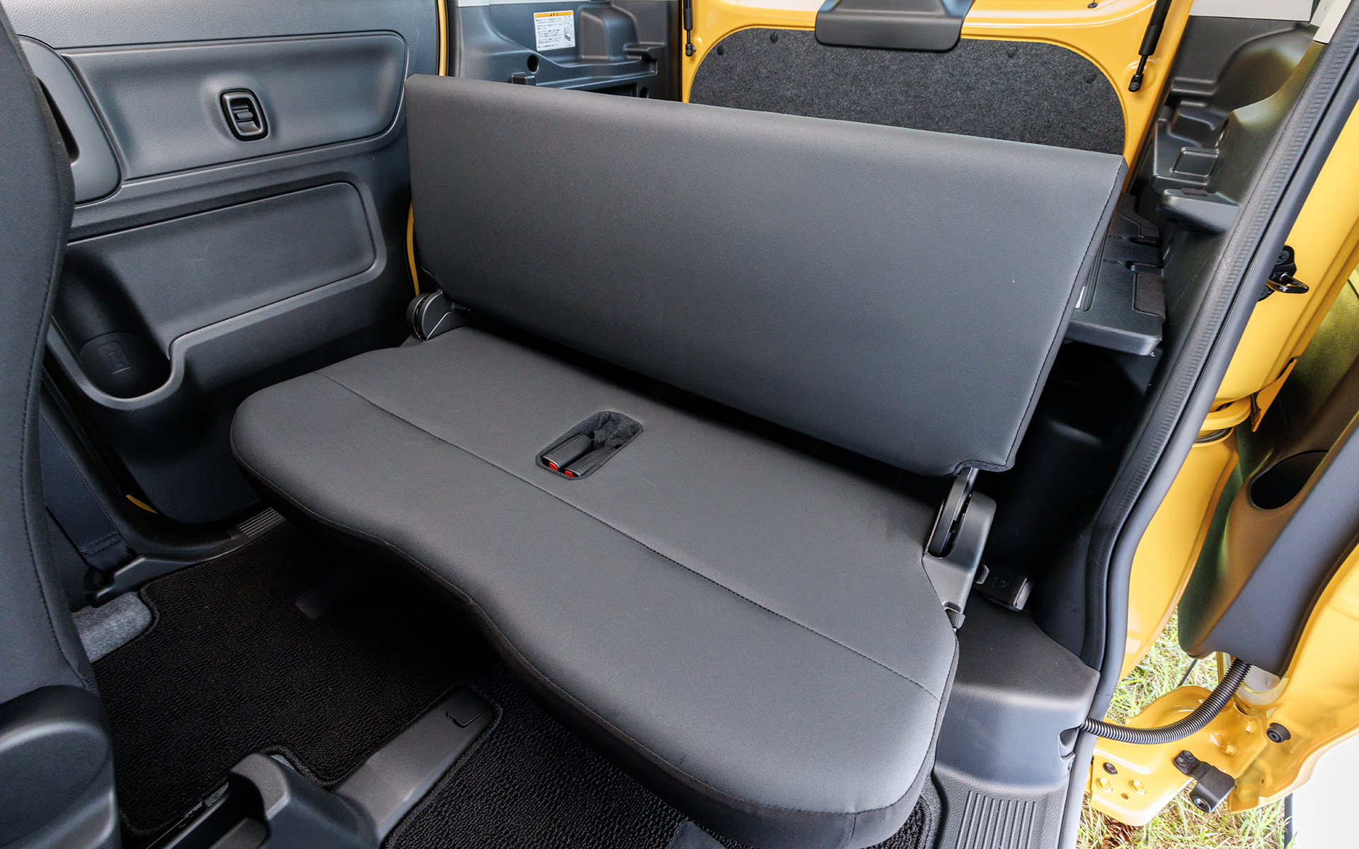 リアシートはいかにも商用車な割り切った仕様