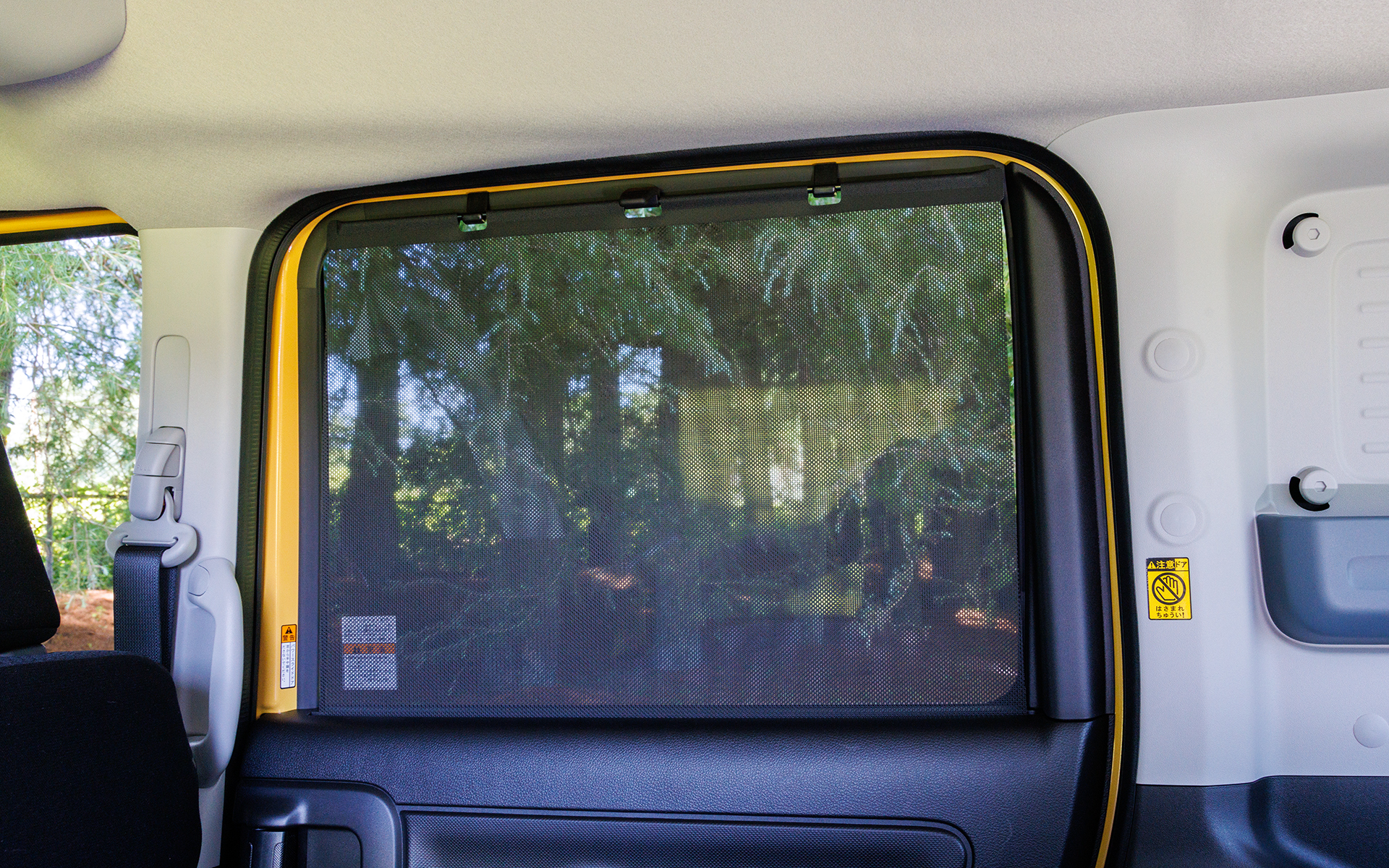 リアウィンドウにはロールサンシェードが標準