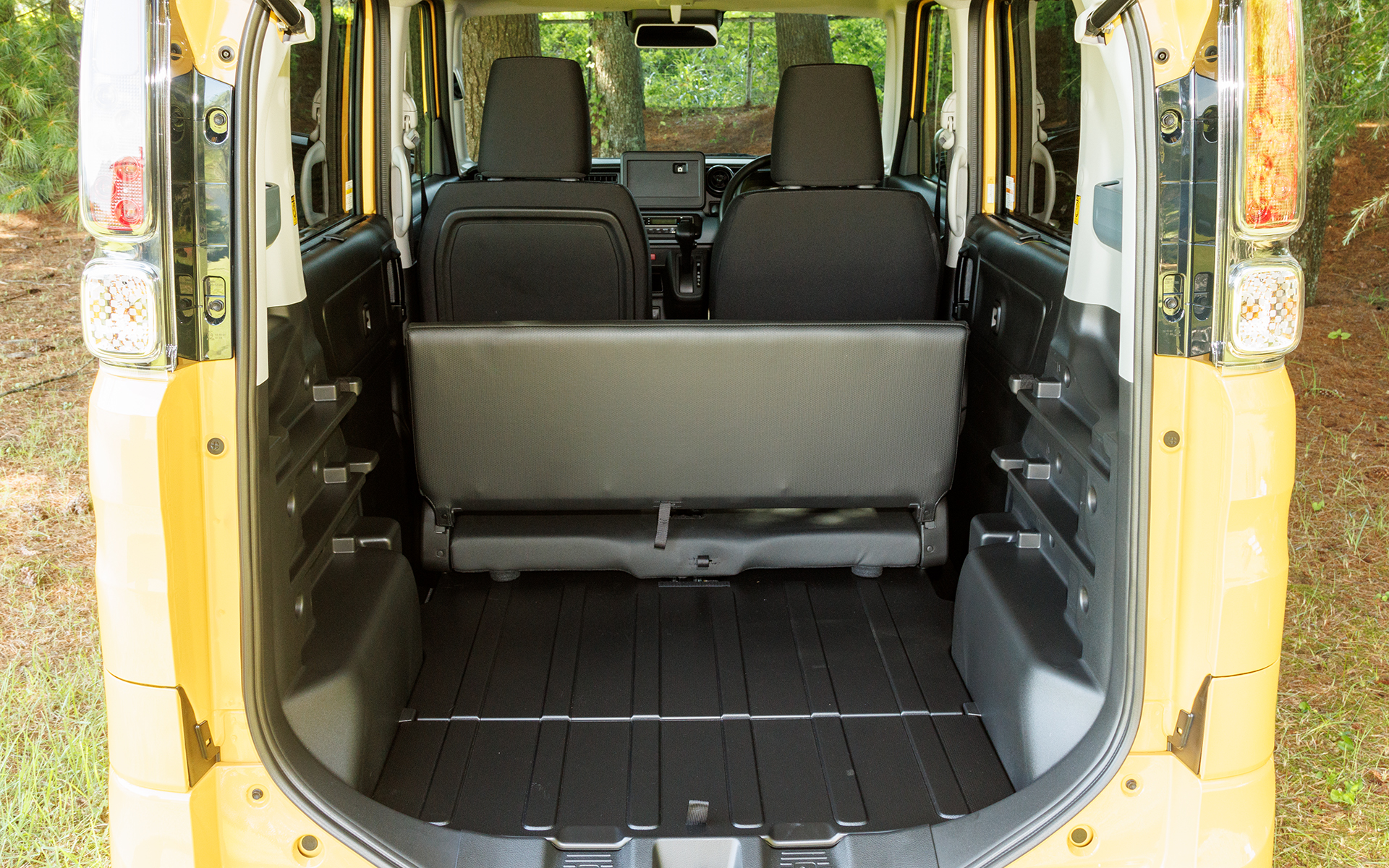 ラゲッジスペースは商用車ならではの広さ