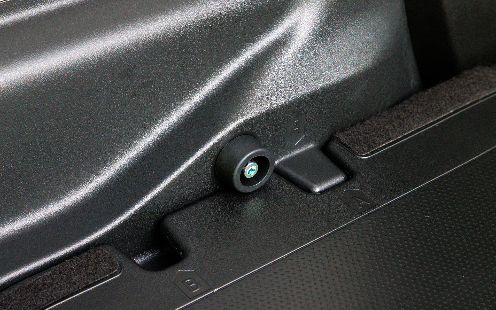 走行中にマルチボードが外れることを防ぐストッパーが用意されている