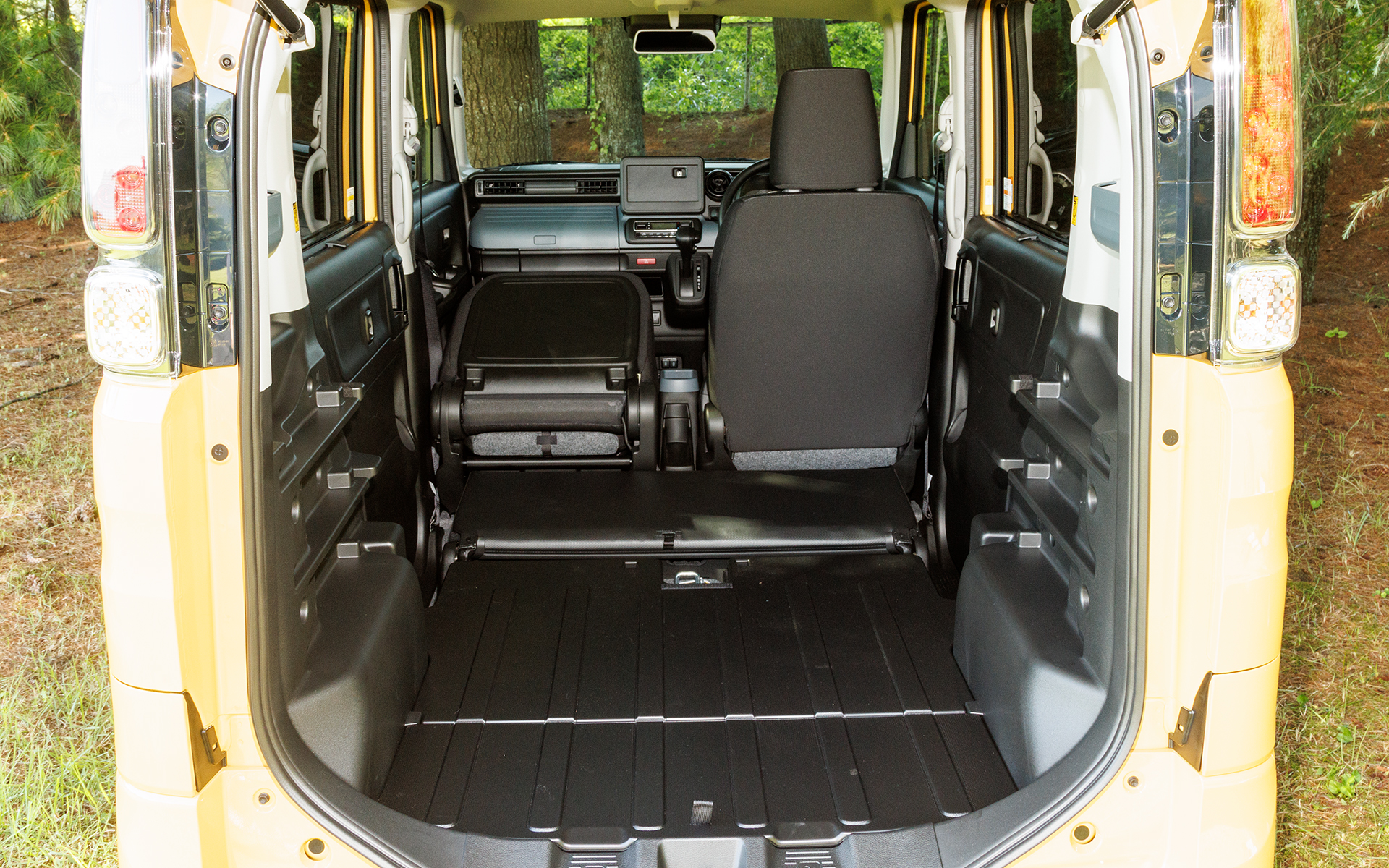 助手席の背もたれを畳めば長尺物の積載にも対応。その際助手席のシートバックはテーブルとしても利用できる