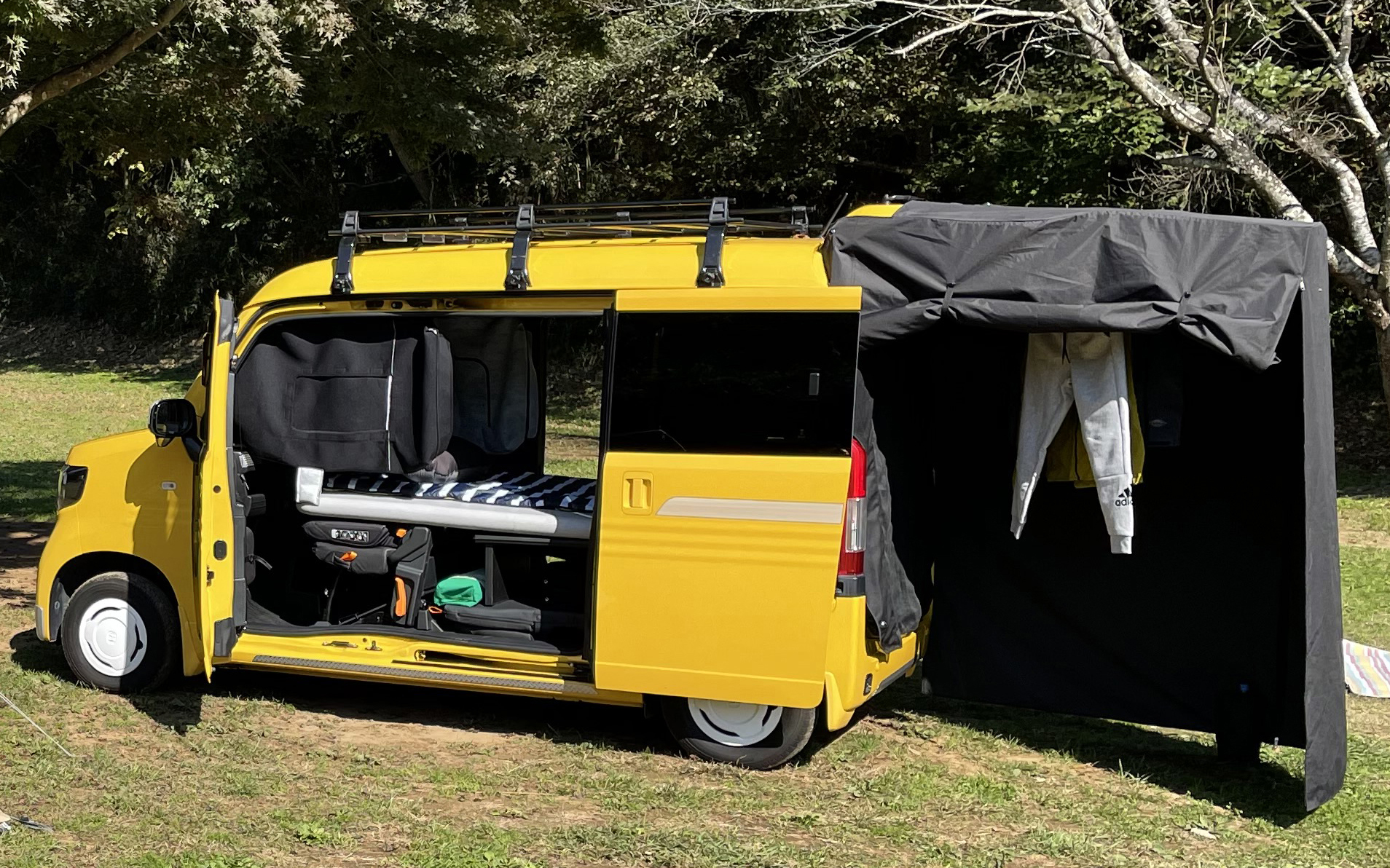 N-VAN 車中泊仕様。純正アクセサリーや株式会社ホワイトハウスと共同企画したクイックエアマットを装着し、2名で寝られる車中泊仕様を提案