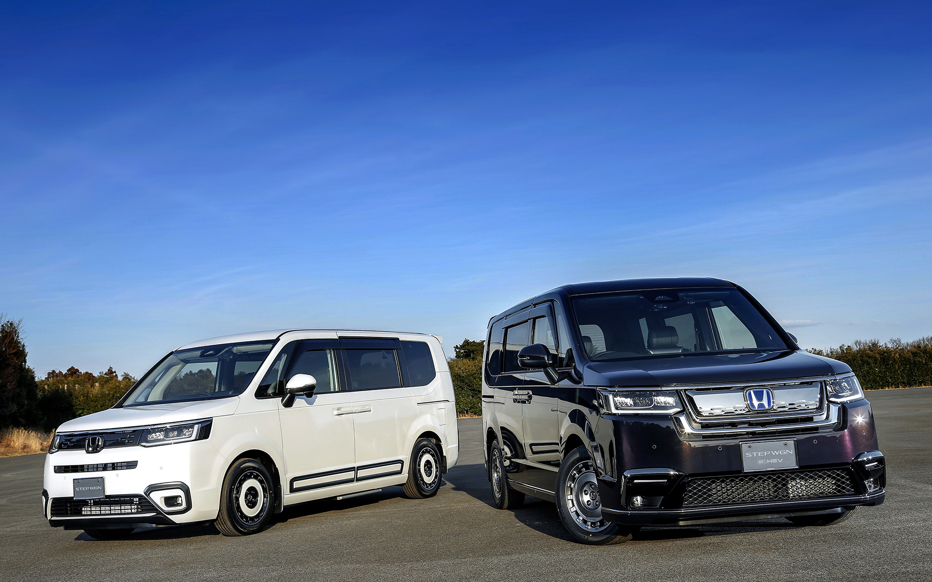 ステップワゴン車中泊仕様（純正アクセサリー装着車）。AIR（左）とSPADA（右）を使い、ベンチシート、キャプテンシートそれぞれでの車中泊を提案