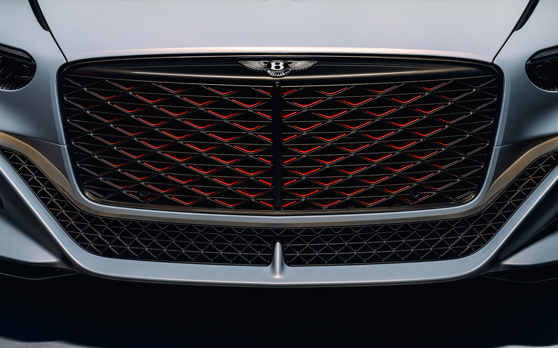 ハイパーアクティブオレンジからブラッククリスタルへとグラデーションしているフロントグリル