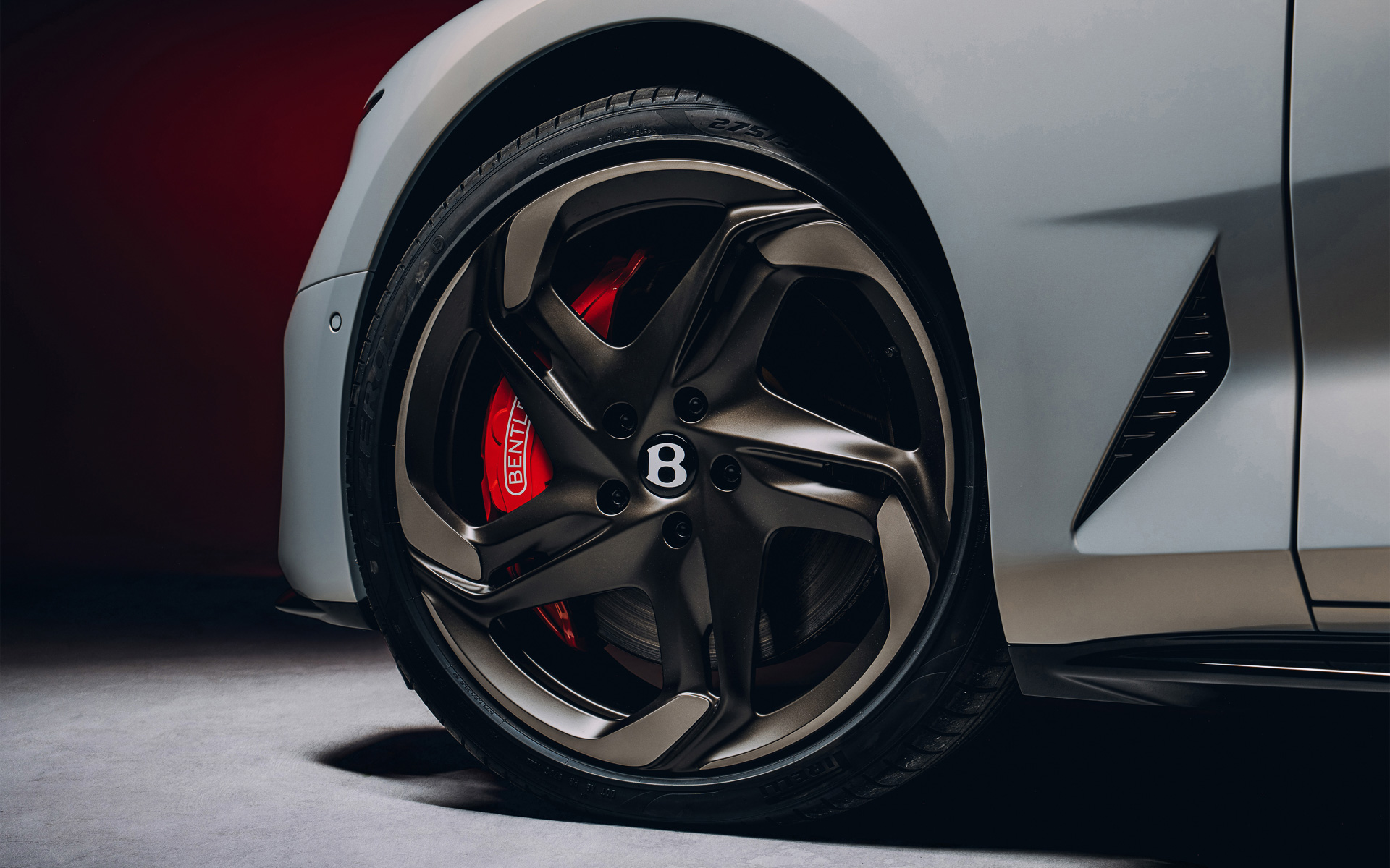 22インチ専用ホイールにはピレリタイヤを装着。ブレーキシステムはベントレーのCSiC（カーボンシリコンカーバイド）で、キャリパーはフロント10ピストン、リア4ピストン。ディスクはフロント440mm、リア410mmを採用