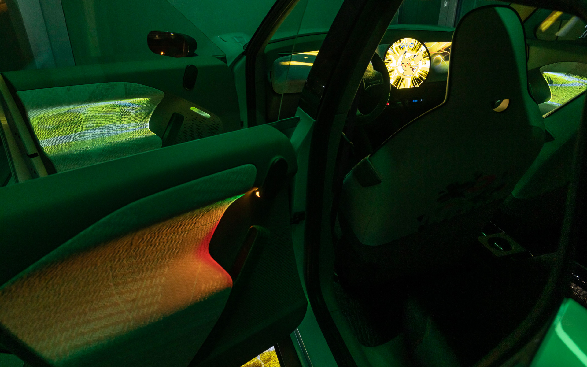 前後ドアは中央部にアニメーションを展開