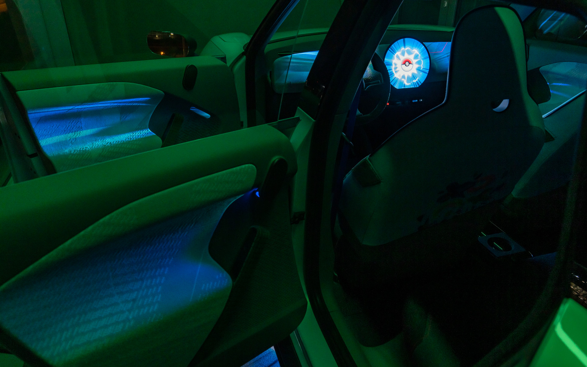 前後ドアは中央部にアニメーションを展開