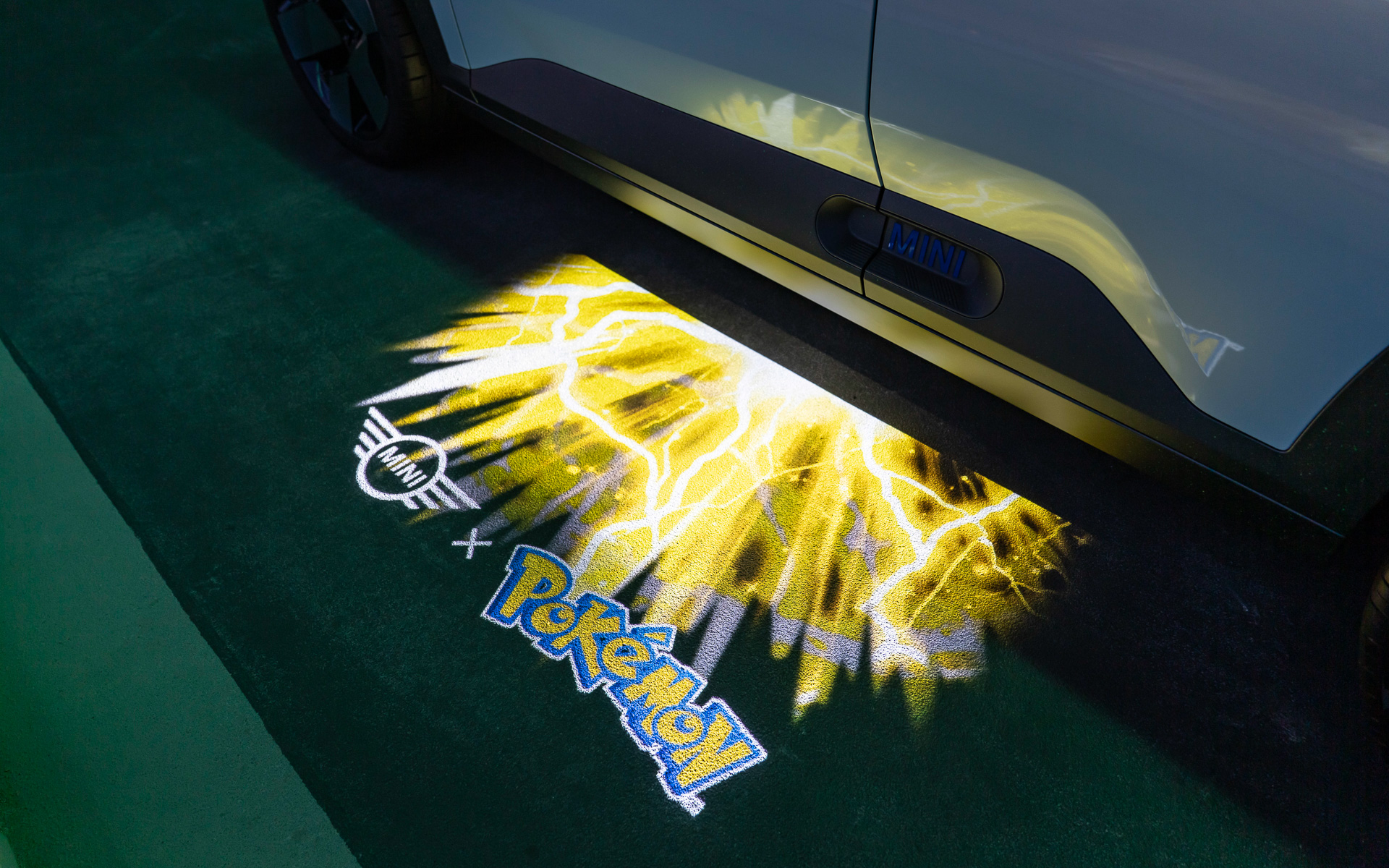 ボディサイド下にはMINIとポケモンのロゴも表示される