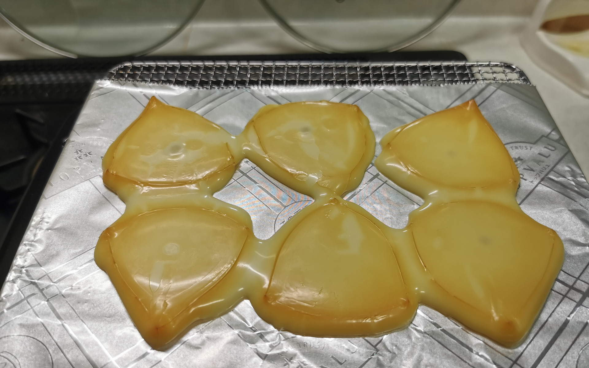 とりあえずチーズとウインナーで挑戦してみましたが、事前にしっかり乾燥させていなかったので、水分が出てきてしまいました。手間ですがちゃんと干さないとダメですね。でもしっかり燻製されていて、スモークの香りも楽しめました