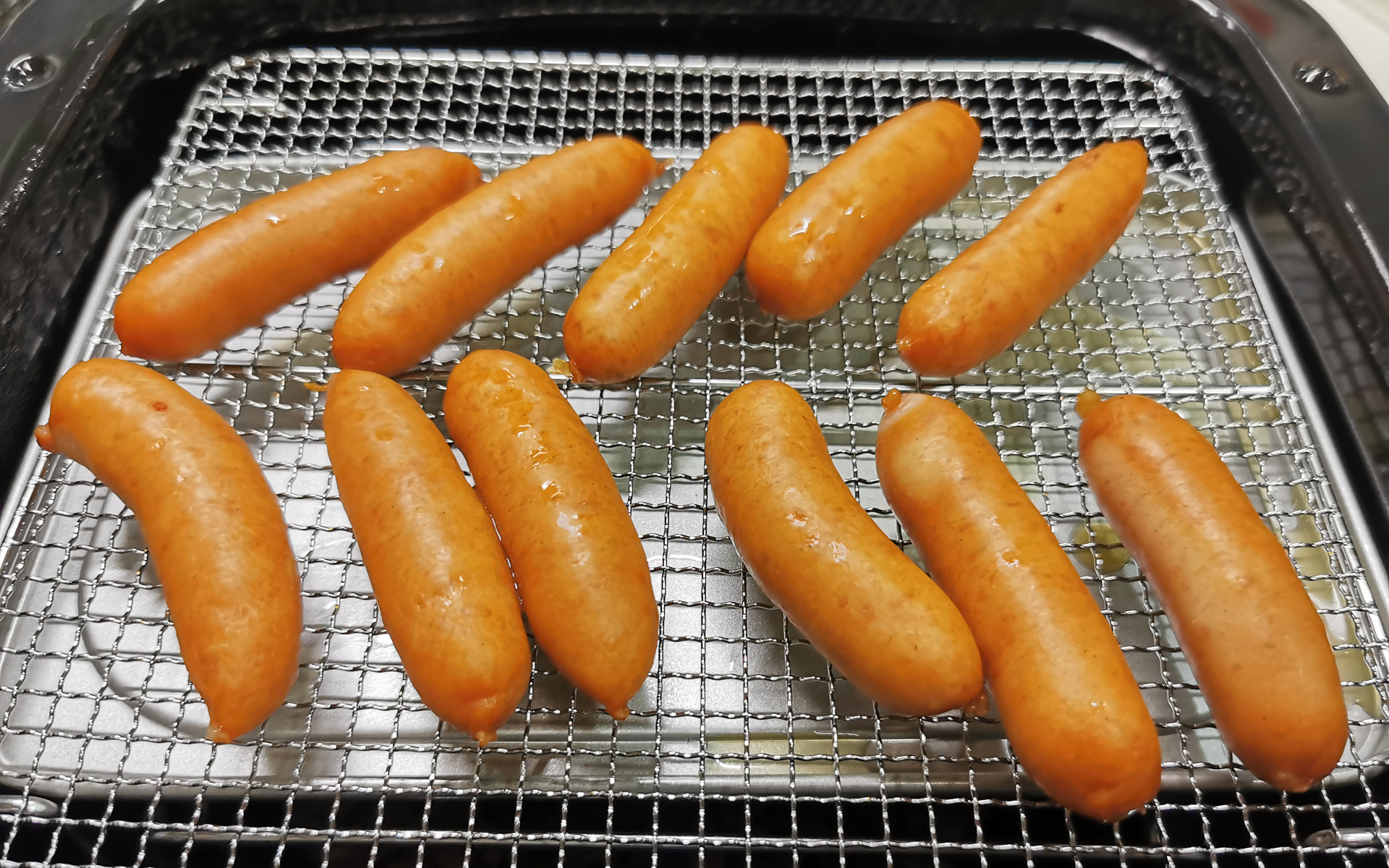 とりあえずチーズとウインナーで挑戦してみましたが、事前にしっかり乾燥させていなかったので、水分が出てきてしまいました。手間ですがちゃんと干さないとダメですね。でもしっかり燻製されていて、スモークの香りも楽しめました