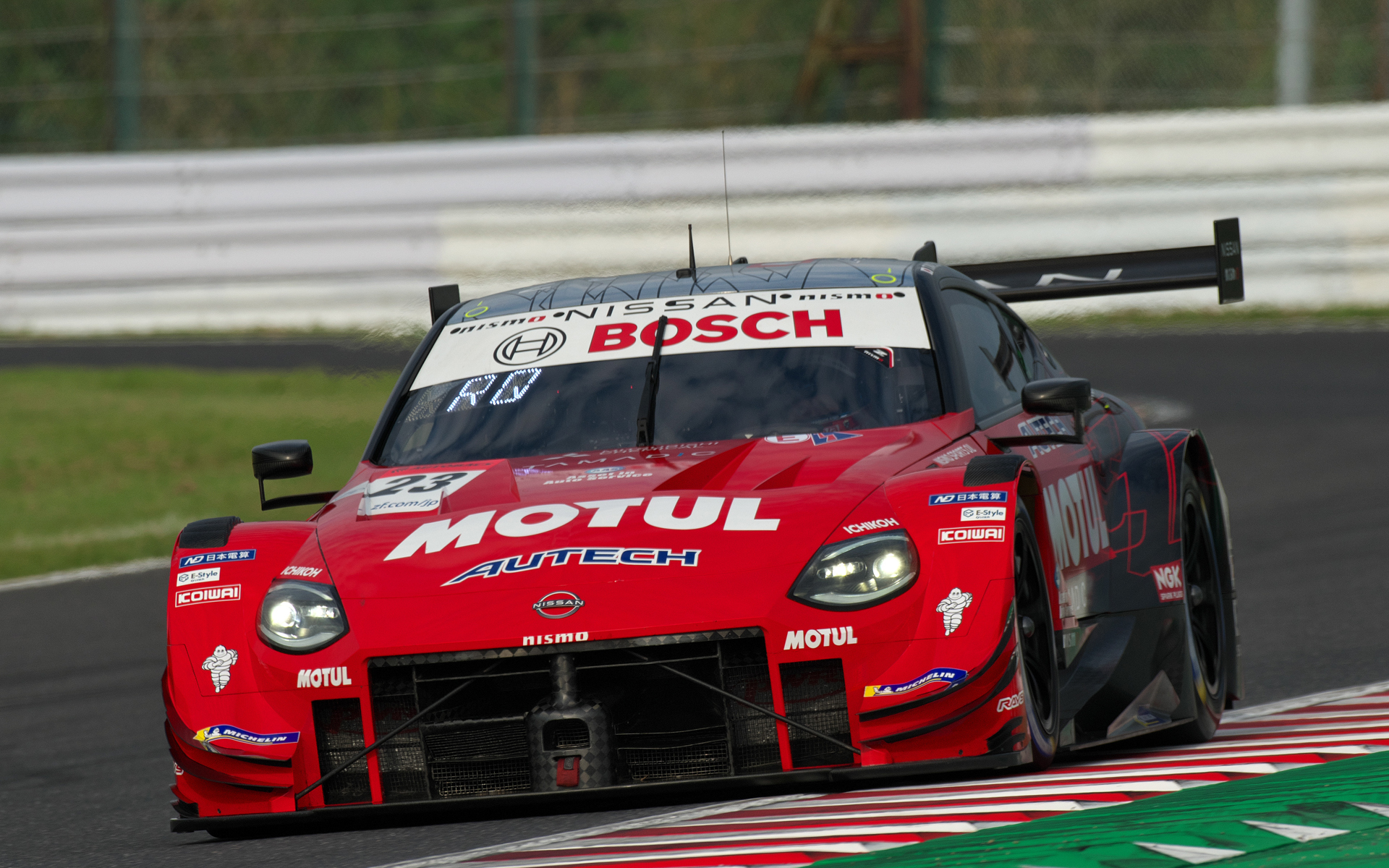 GT500ポールポジションの23号車MOTUL AUTECH Z（松田次生/ロニー・クインタレッリ組、MI）