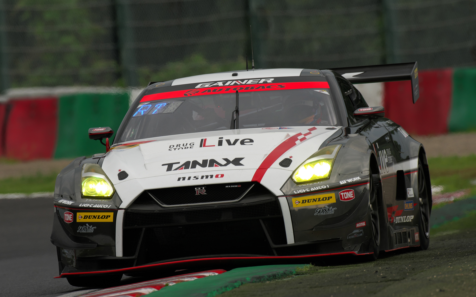 ポールポジションの10号車TANAX GAINER GT-R