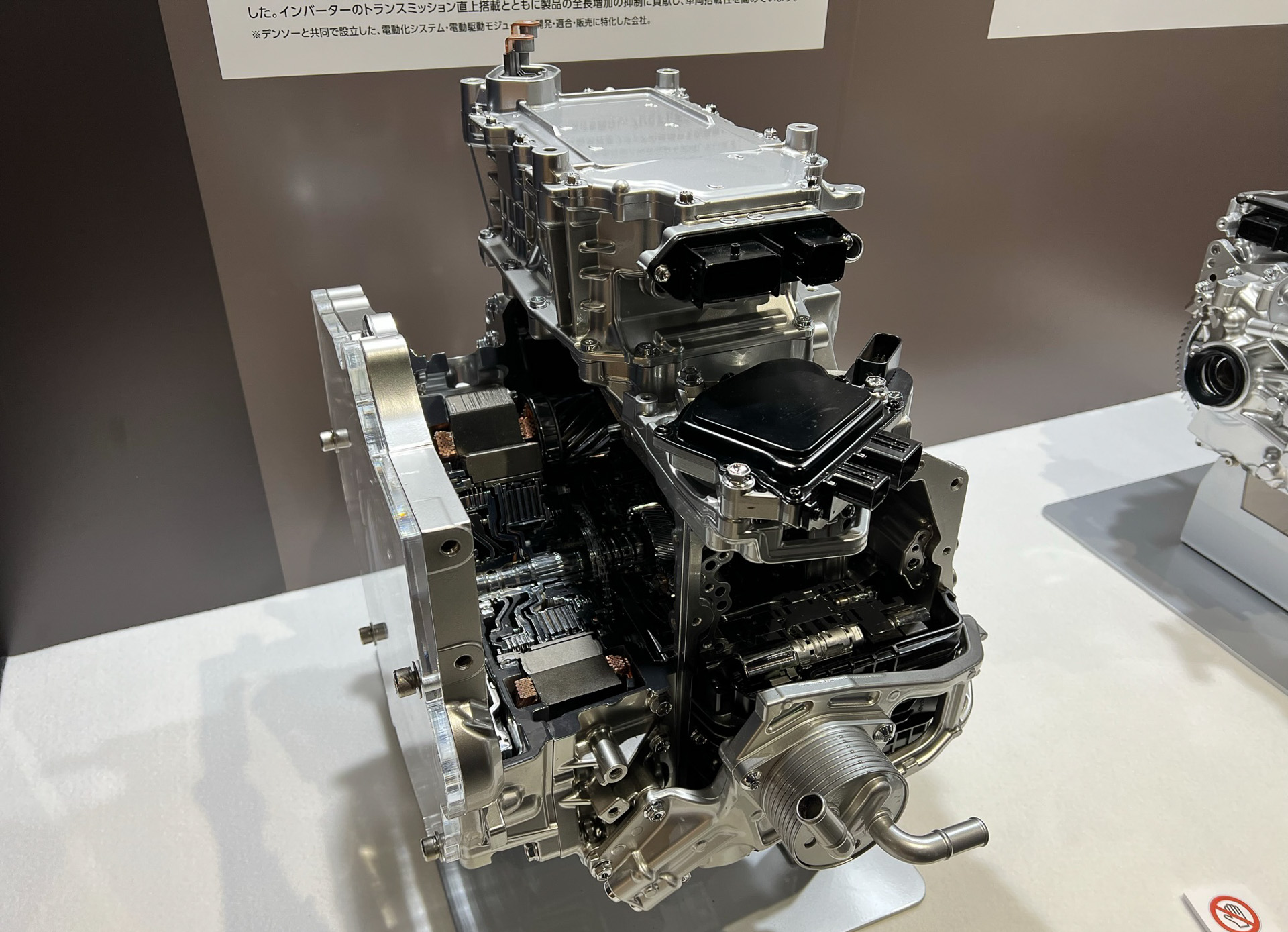 16代目となる新型クラウンに搭載される1モーター2クラッチの新ハイブリッドシステム