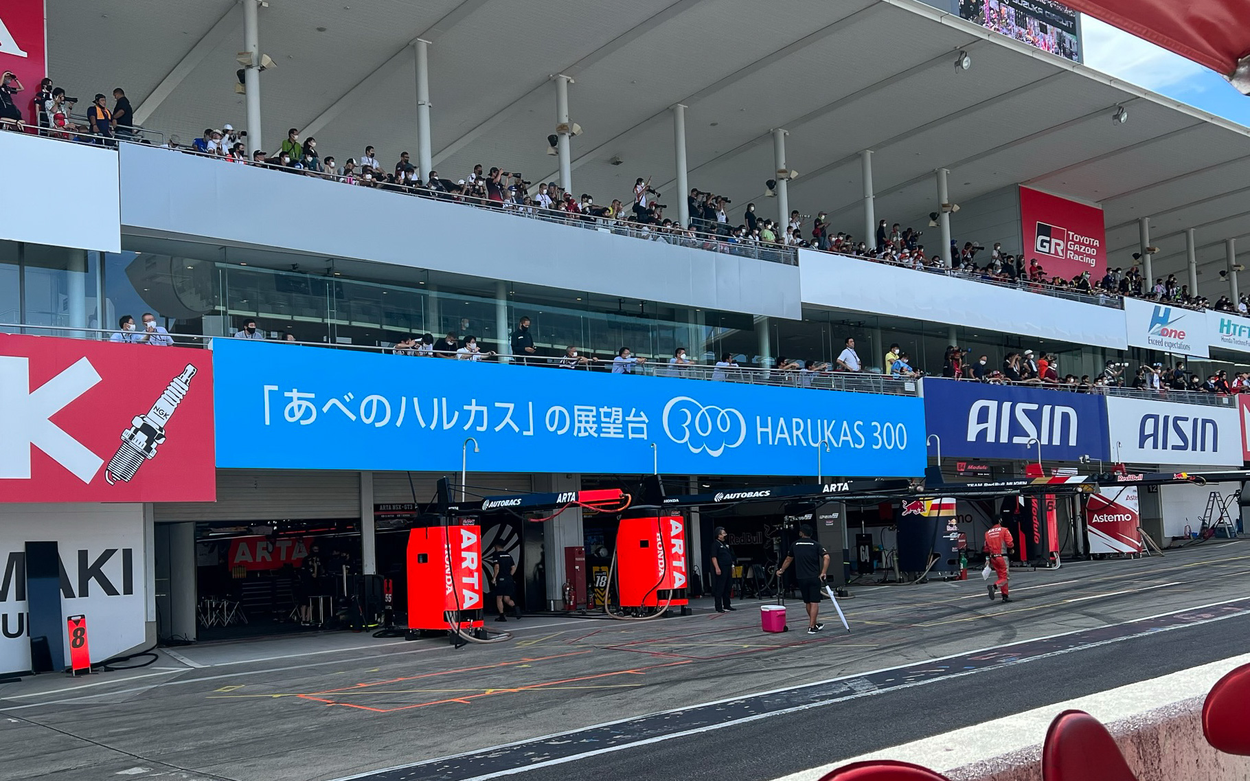 鈴鹿サーキット内にあるハルカス300サインボード