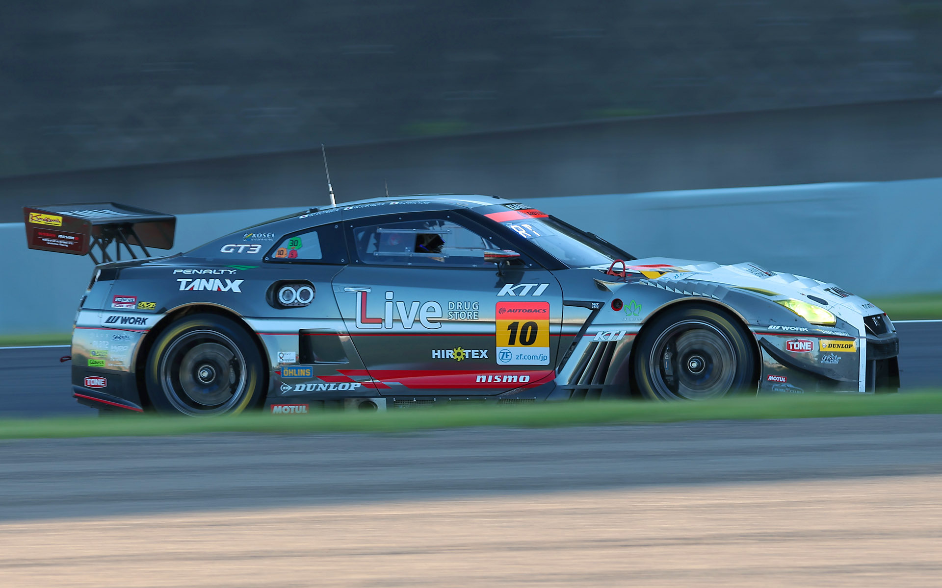 ポールポジションスタートの10号車TANAX GAINER GT-R（富田竜一郎/大草りき/塩津佑介組、DL）。最終的には2位に