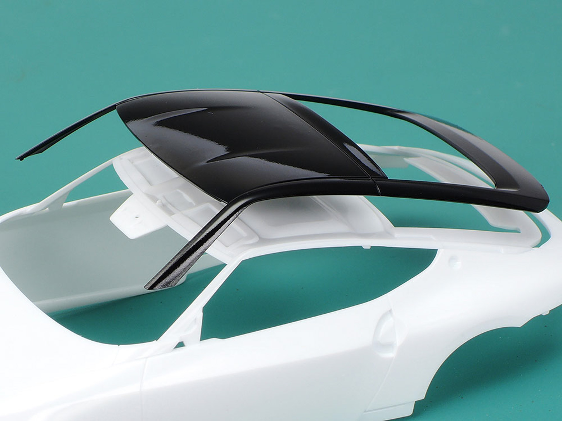 ボディ本体と黒いルーフ部分を分割することで2トーンカラーのボディ色を手軽に再現できるようにした。（画像は未塗装状態）