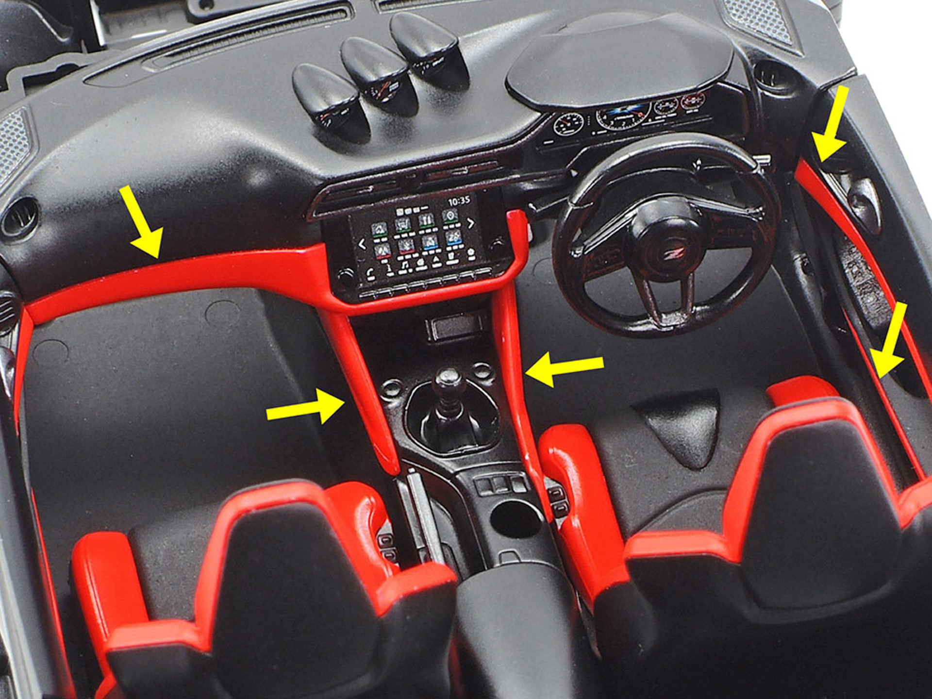 フェアレディZ伝統の3連メーターなど、スポーツマインドあふれる室内もリアルな仕上がり。矢印の部品は別部品で塗り分けも手軽にした