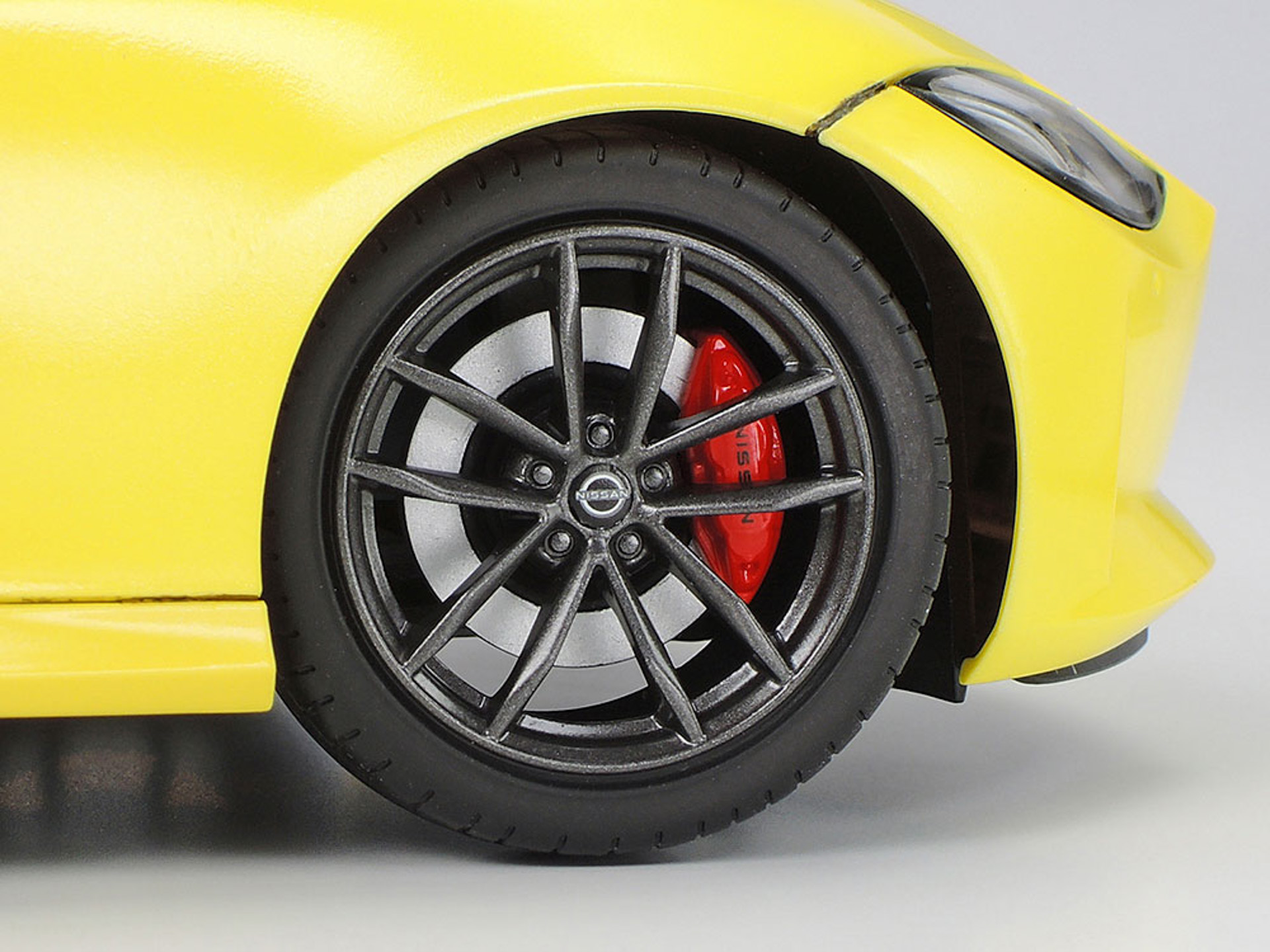 足まわりのアクセントになるブレーキキャリパーもブレーキディスクと別体として塗り分けを容易にした