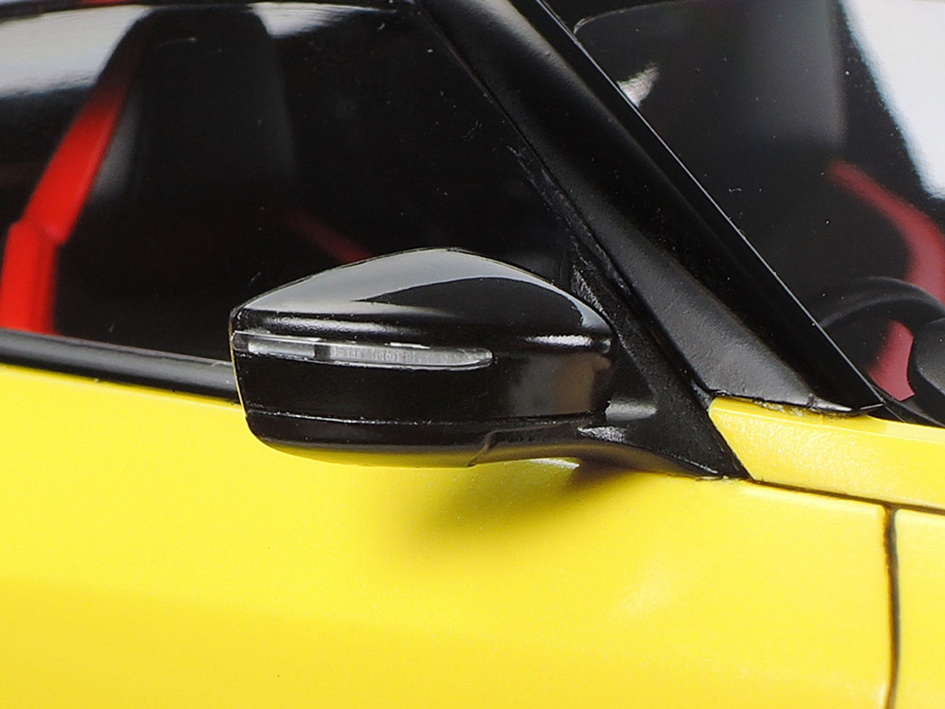 サイドミラーに内蔵されたウインカーは透明パーツで再現