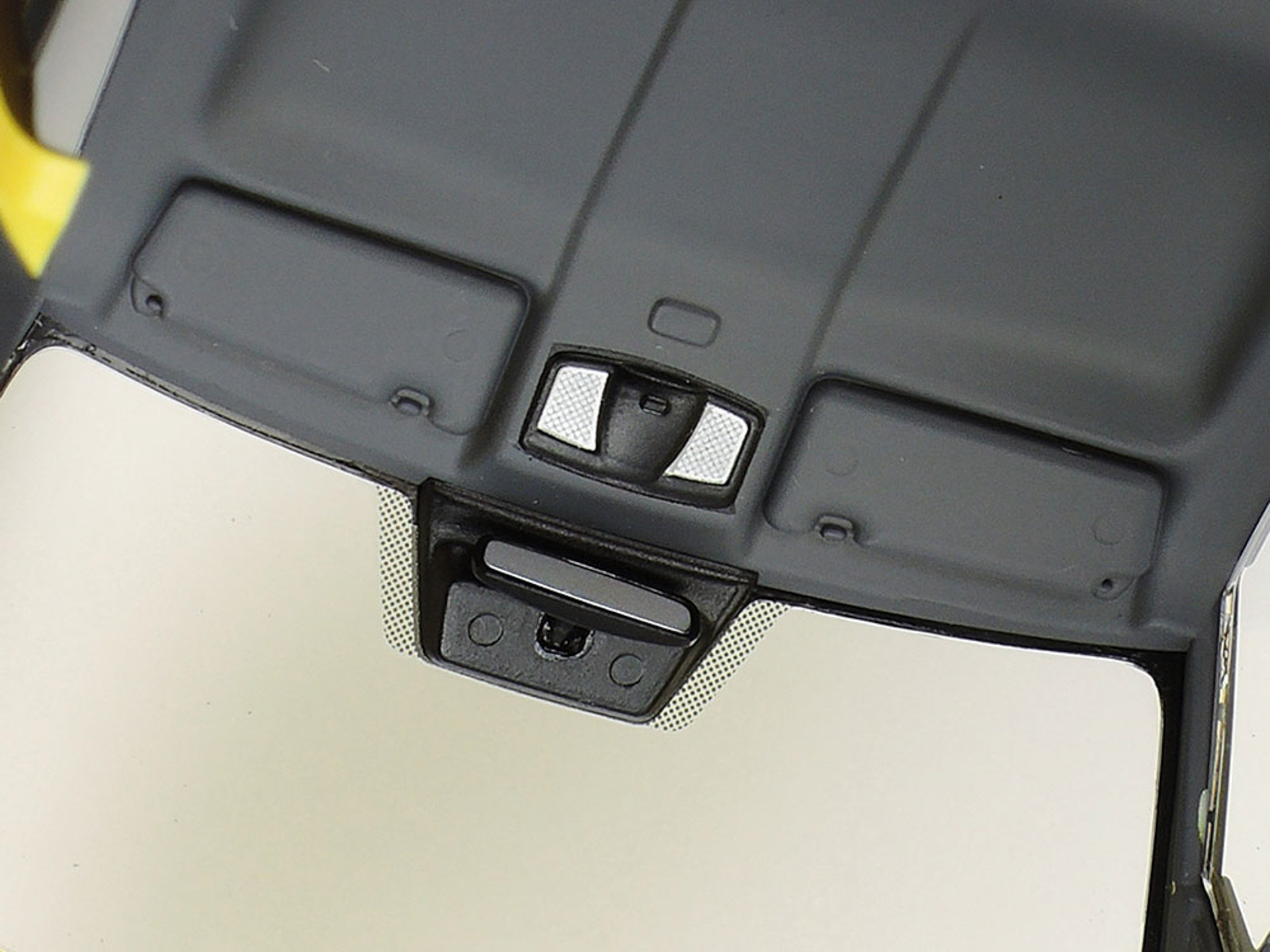 ルーフ内側はサンバイザーやルームランプなどのモールドも再現