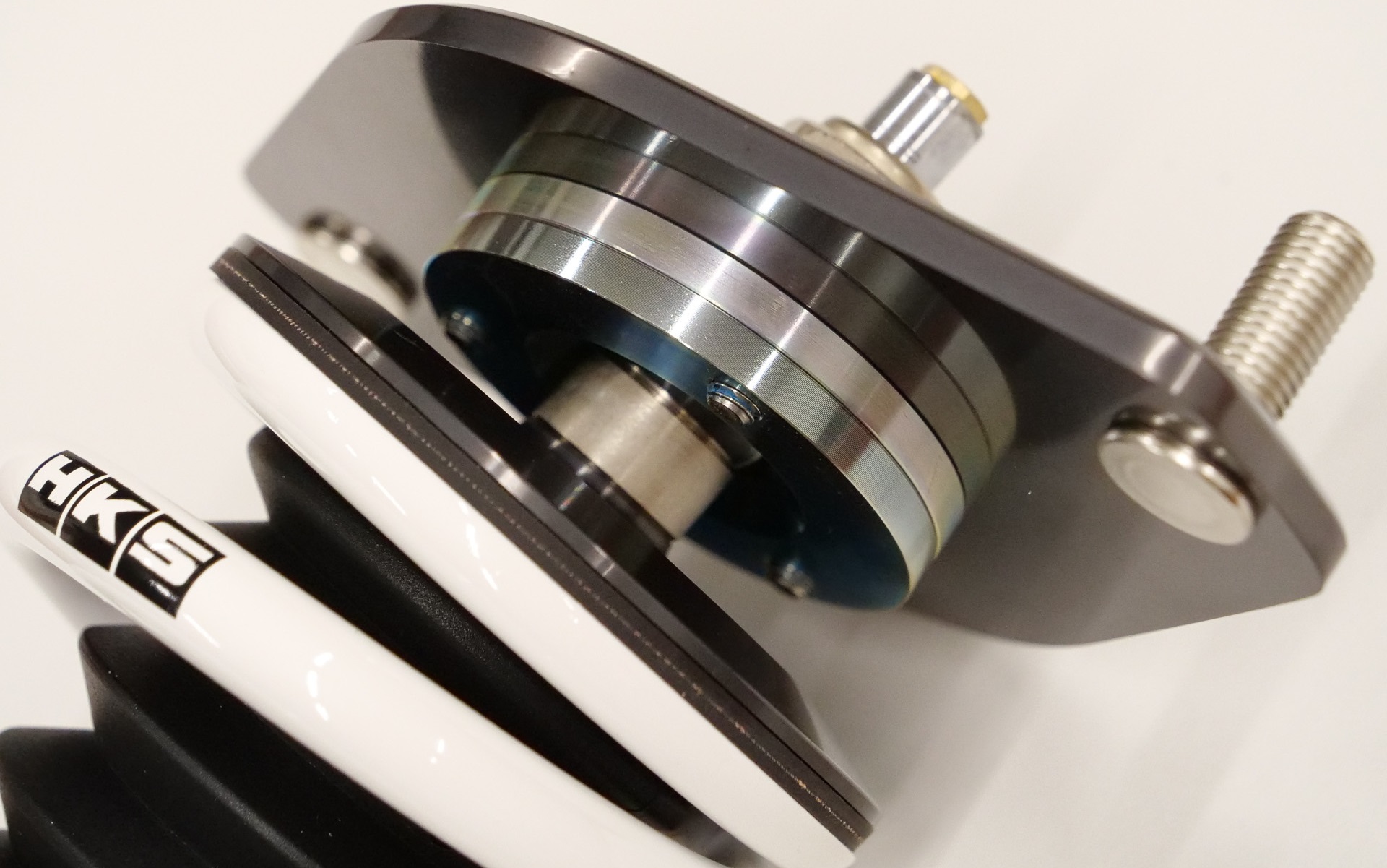 スプリングリテーナーを標準装備