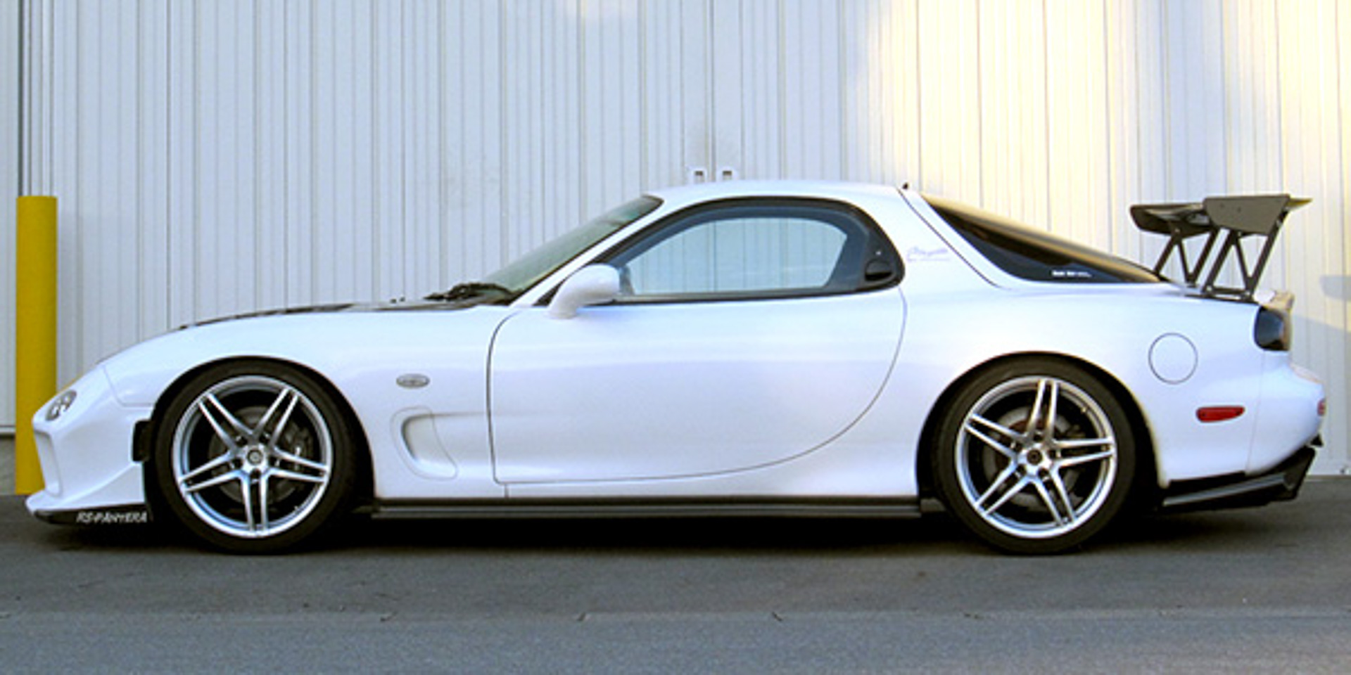 HKSが新開発した車高調キット「ハイパーマックスR」に「RX-7（FD3S）」と「GRヤリス」用が追加設定された