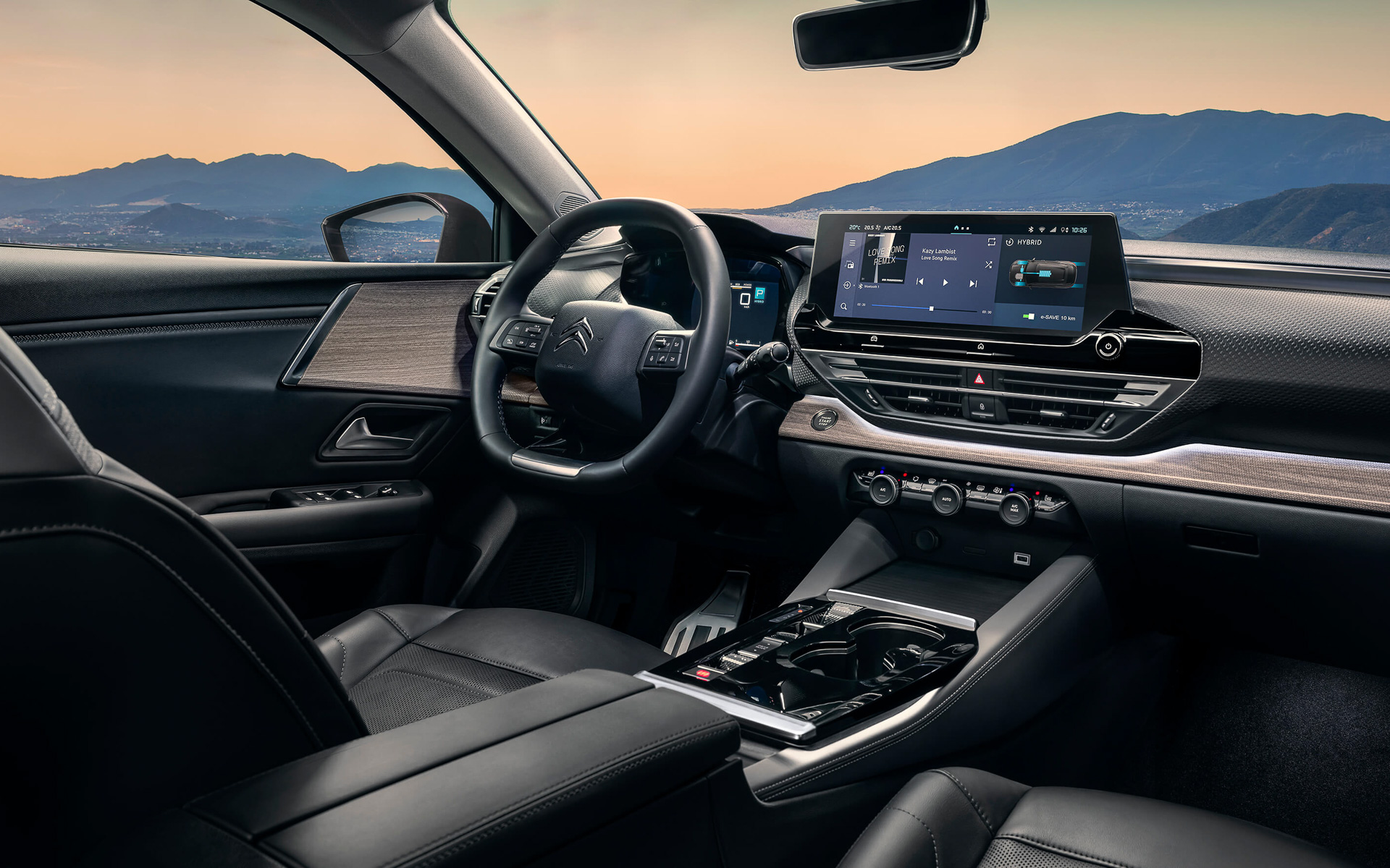 水平基調デザインのダッシュボードと広いガラスに囲まれた明るいキャビン