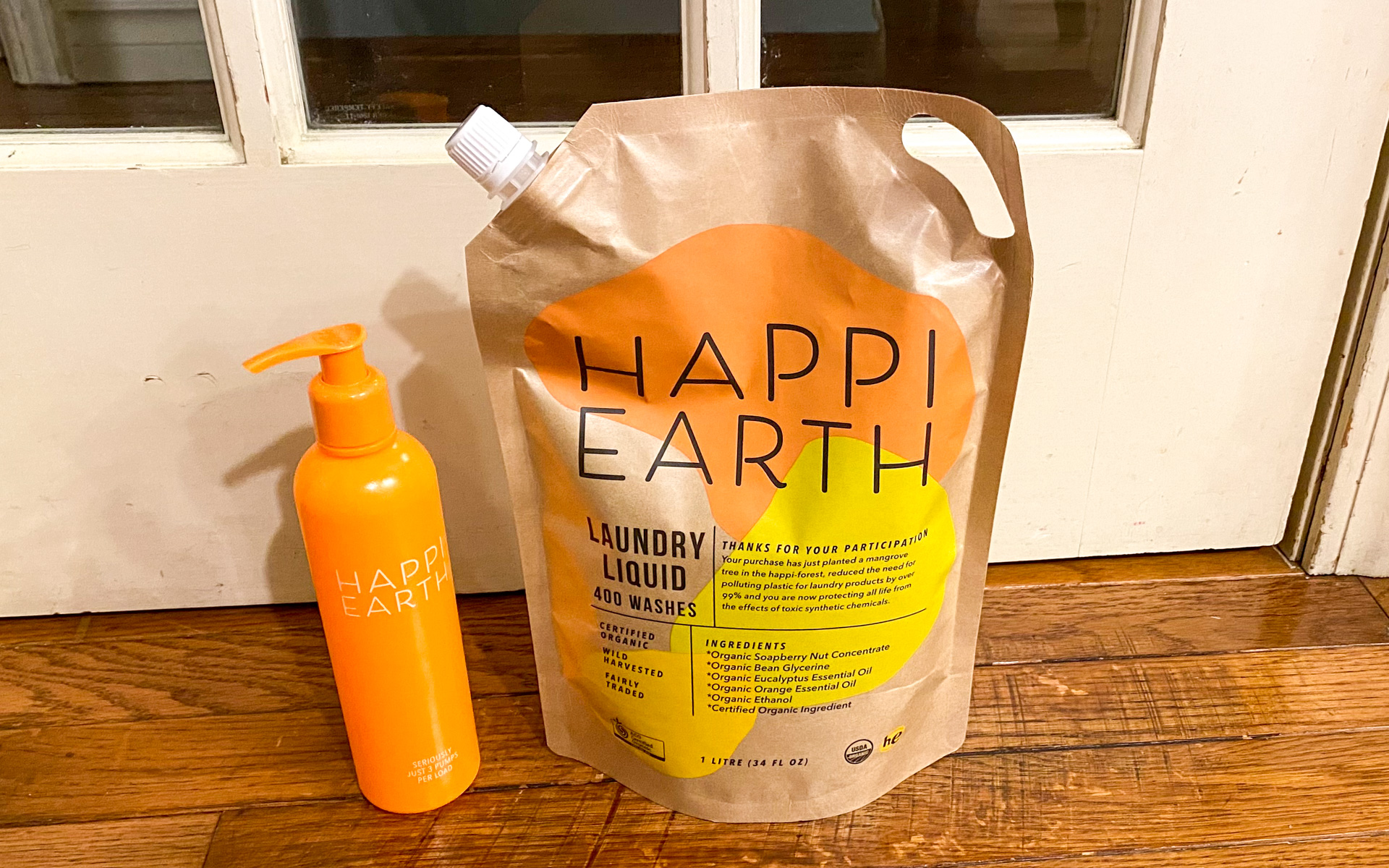 オーガニック先進国のオーストラリアで、厳しい食品基準のオーガニック認定を受け、原料の採取から製造工程、パッケージにいたるまでお肌と環境への配慮が貫かれている、「HAPPI(ハッピー)」のオーガニック洗濯用洗剤。このパッケージで容量は1Lで、約400回分使えます。1日1回のお洗濯なら、1年以上持つということですね。成分は、有機ソープベリーナッツ、有機大豆グリセリン、有機ユーカリエッセンシャルオイル、有機オレンジエッセンシャルオイル、有機ココナッツビネガーのみ。洗濯後、排水されて海や川に流れても、環境を汚すことがないのでまさにSDGs。パッケージは独自の技術で漏れを防ぐクラフトペーパーで、サトウキビ由来のボトルに詰め替えて使えるようになっています