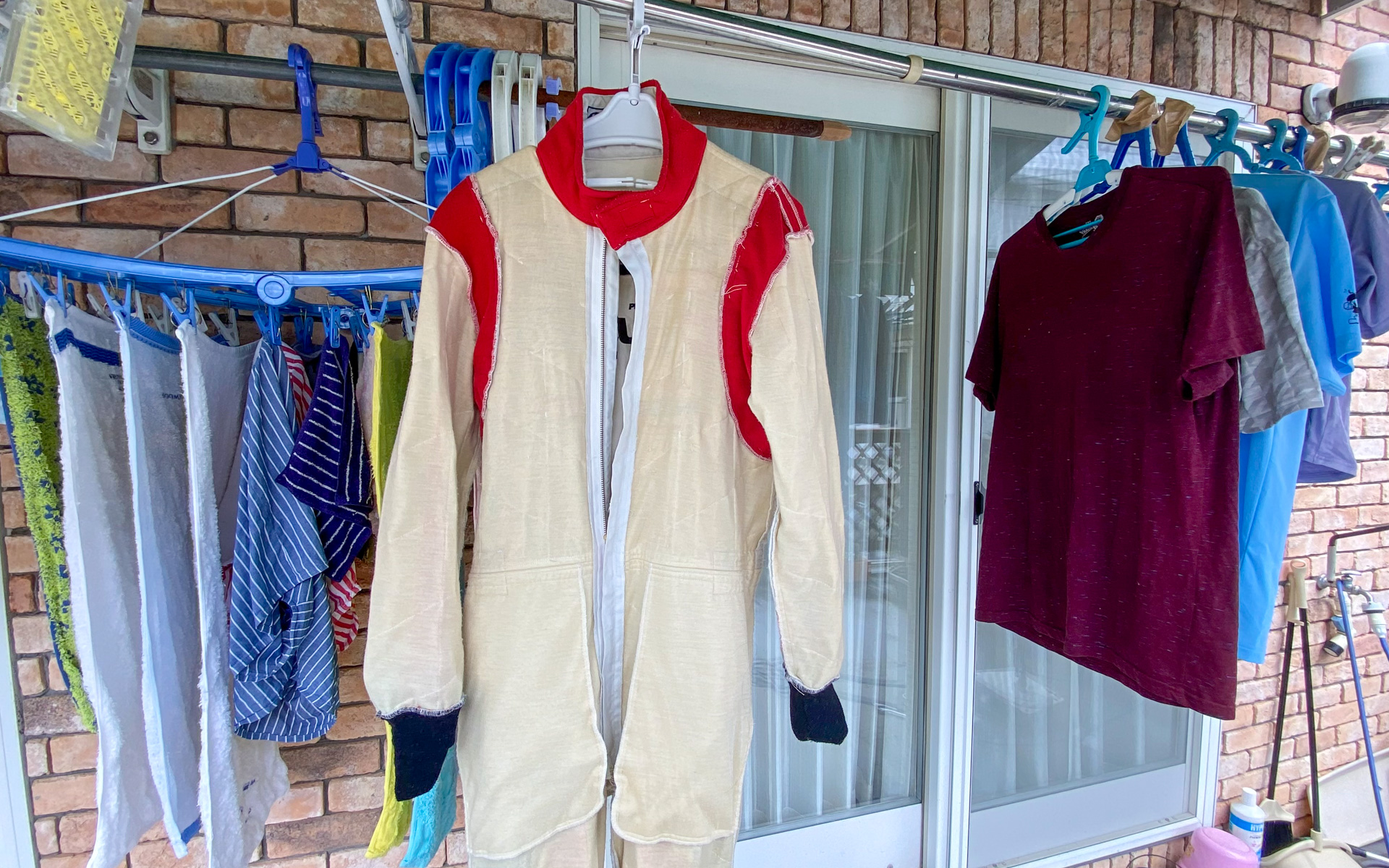 ちょっと生活感プンプンですが(笑)、夫のレーシングスーツを干してみました。もとはきれいなホワイトだったのに、黄色っぽく変色してクリーム色に……。裏地も乾くとゴワゴワだったのですが、HAPPIで洗ってみたら繊維がふんわり、ふっくらしていてびっくり。説明書には、有機大豆グリセリンと有機ココナッツビネガーが柔軟剤の役割を果たしていると書かれていたのですが、敏感肌の人は合成界面活性剤や合成香料などが肌への刺激になってしまうとのことなので、これで夫にも気持ちよく着てもらえるのではと思います。また、HAPPIを購入すると、1本のマングローブを植樹してくれるというのも嬉しいですね