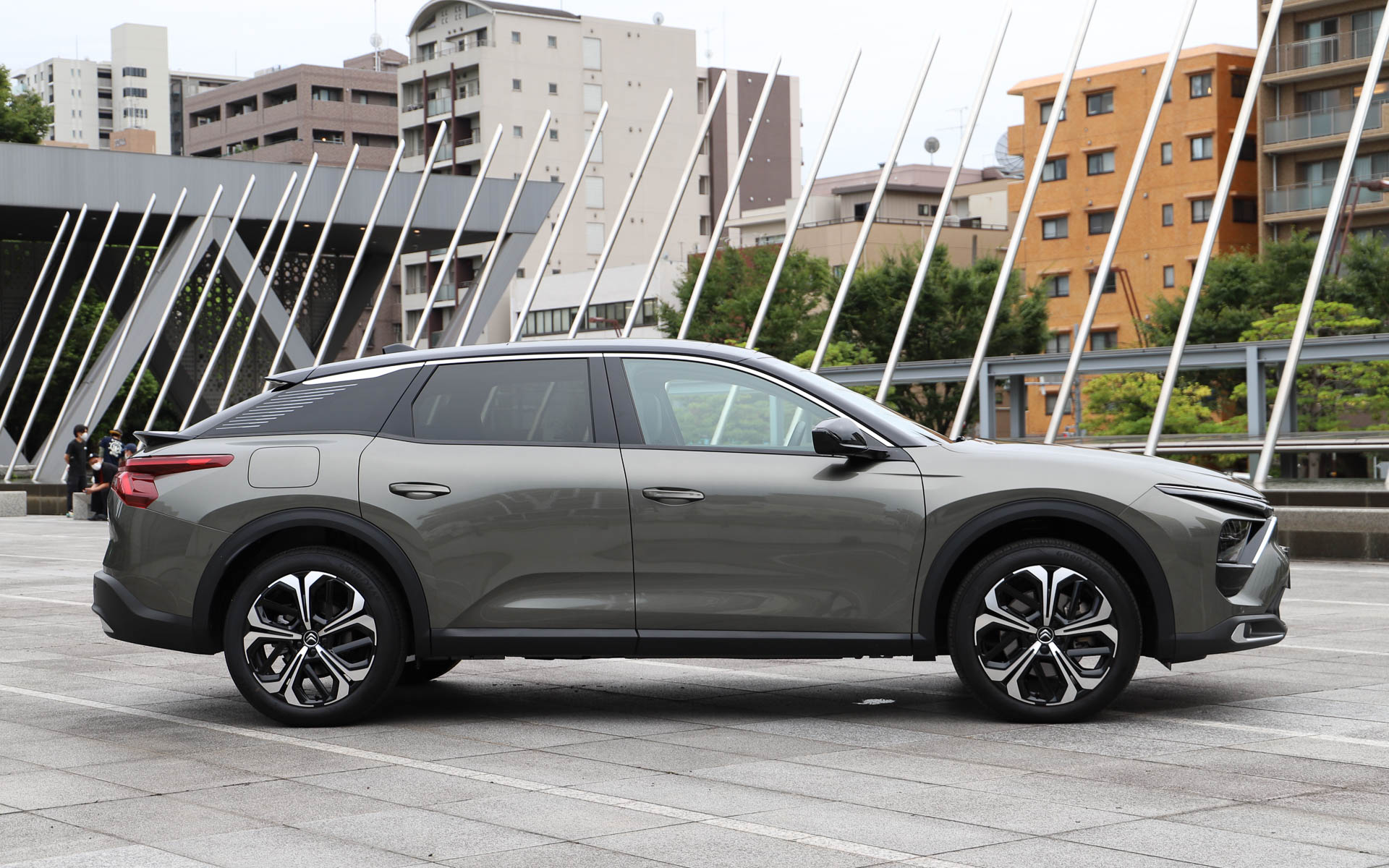 セダンとステーションワゴン、SUVを融合した斬新なデザインでありながら、シトロエンらしさも兼ね備えたモデル。撮影車は205/55R19サイズのタイヤを装着