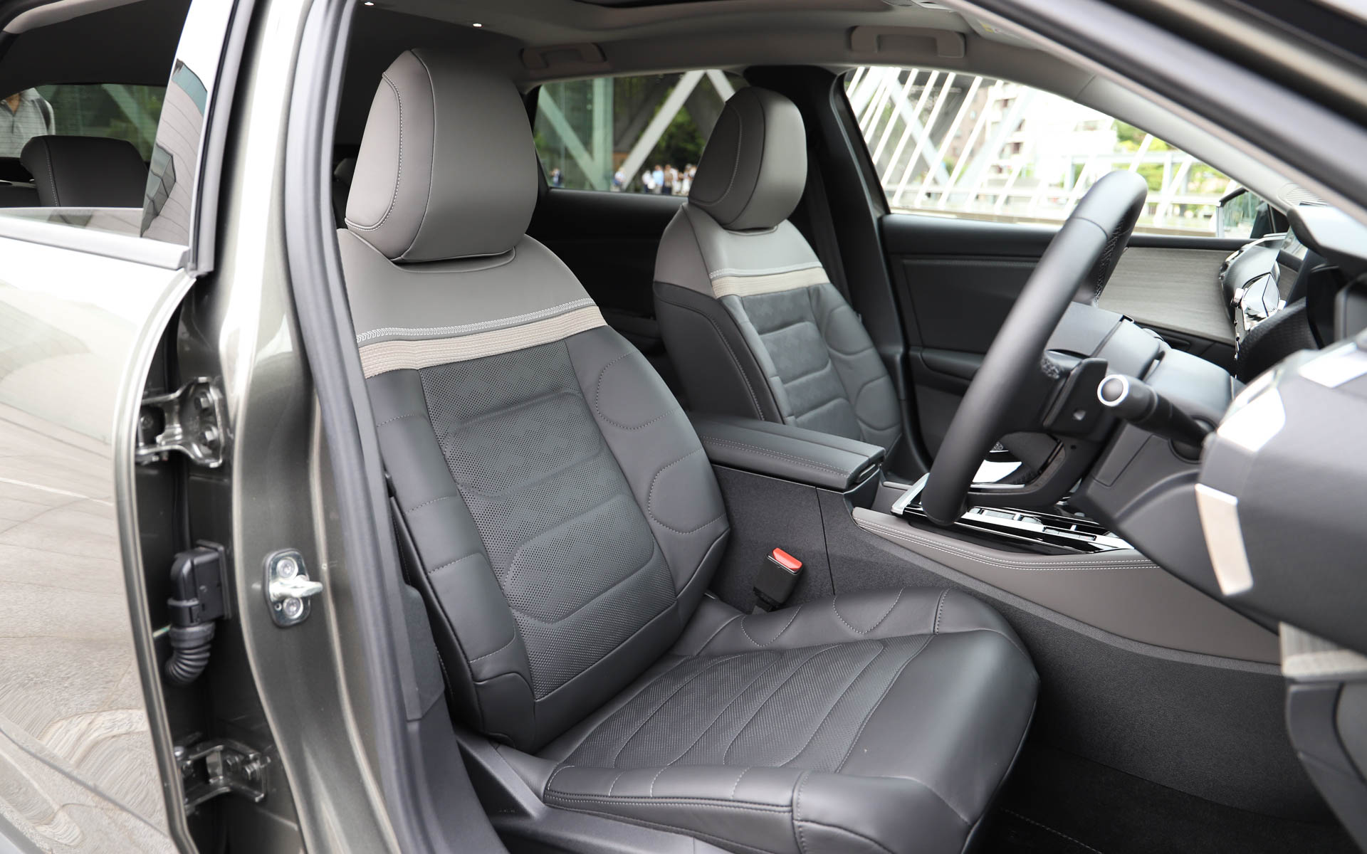 シトロエン独自のアドバンストコンフォートシートを採用。SHINE PACKのフロントシートには空気圧で腰部をサポートするマルチポイントランバーサポート付きの電動シート（前後/高さ/バックレスト角度調整）に加え、シートヒーターとベンチレーション、マッサージ機能が採用されている