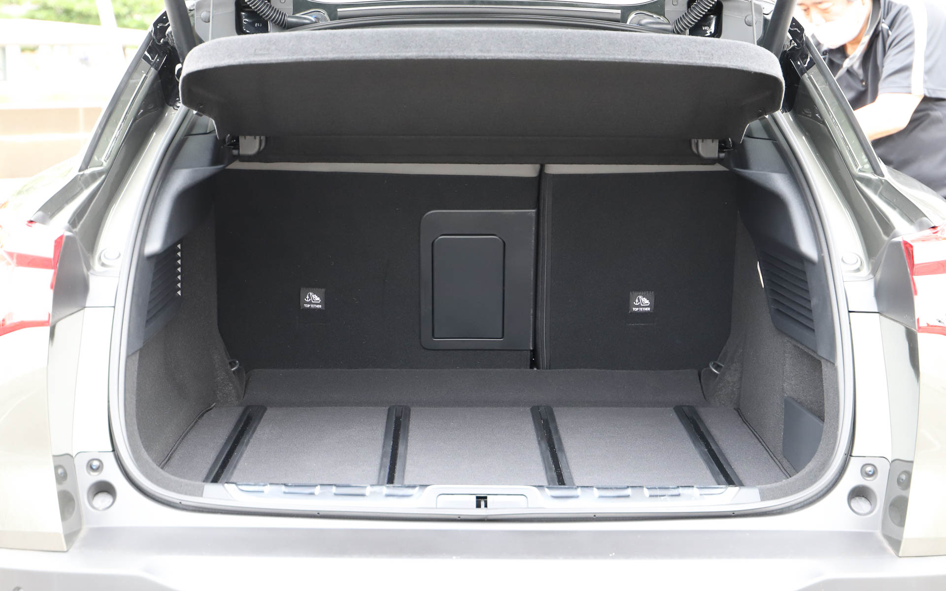 シトロエン独自のアドバンストコンフォートシートを採用。SHINE PACKのフロントシートには空気圧で腰部をサポートするマルチポイントランバーサポート付きの電動シート（前後/高さ/バックレスト角度調整）に加え、シートヒーターとベンチレーション、マッサージ機能が採用されている