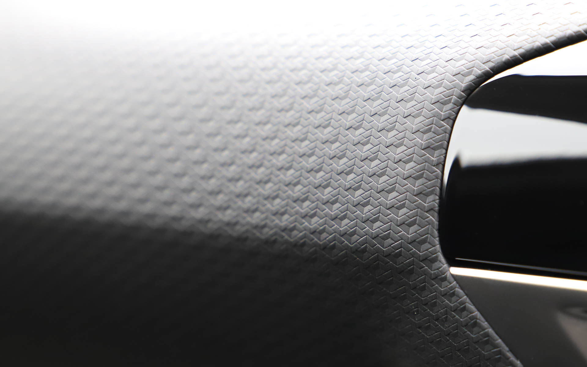 内装にはシトロエンのロゴ“シェブロン”をモチーフにしたシボやステッチなどが用いられる