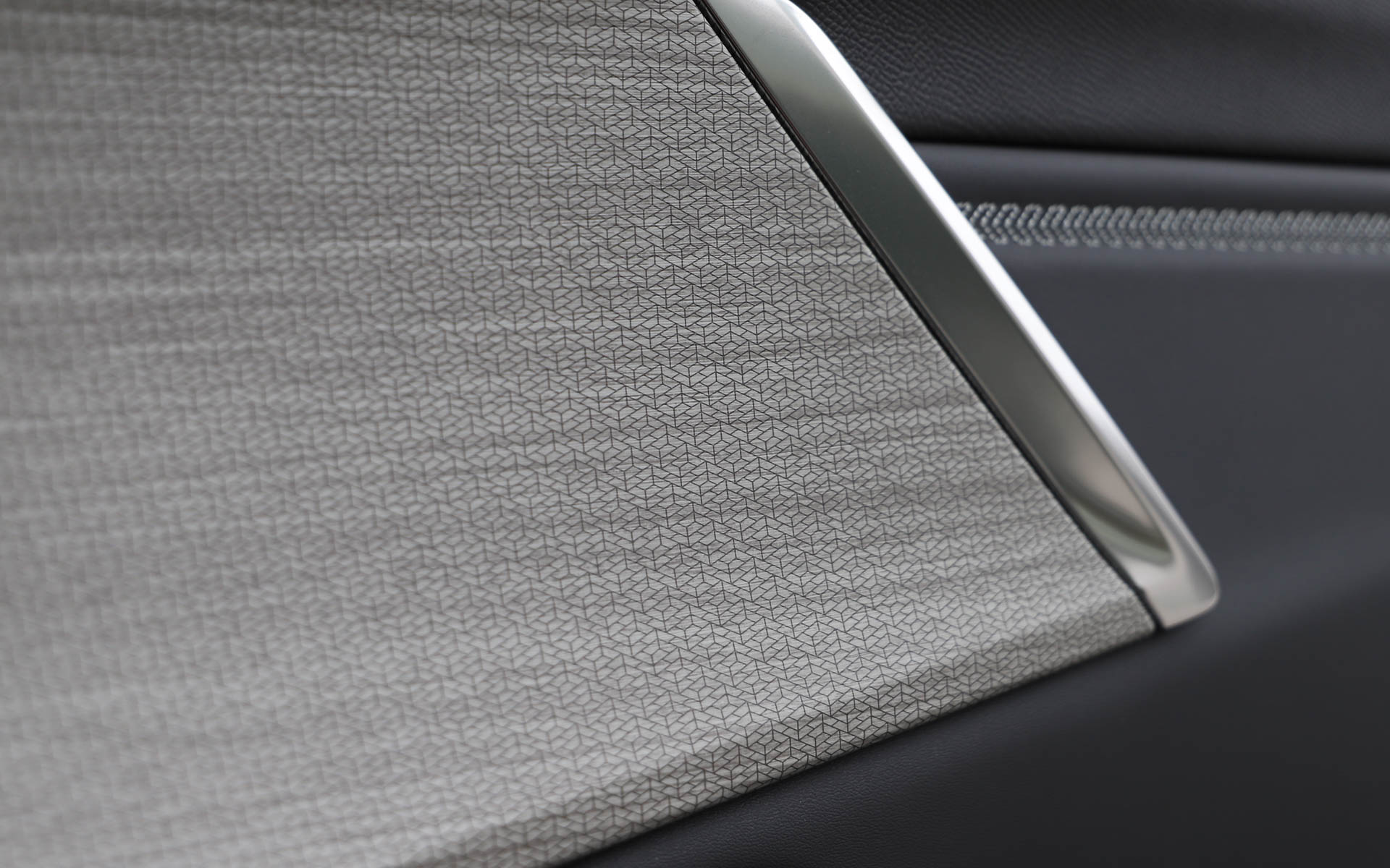 内装にはシトロエンのロゴ“シェブロン”をモチーフにしたシボやステッチなどが用いられる