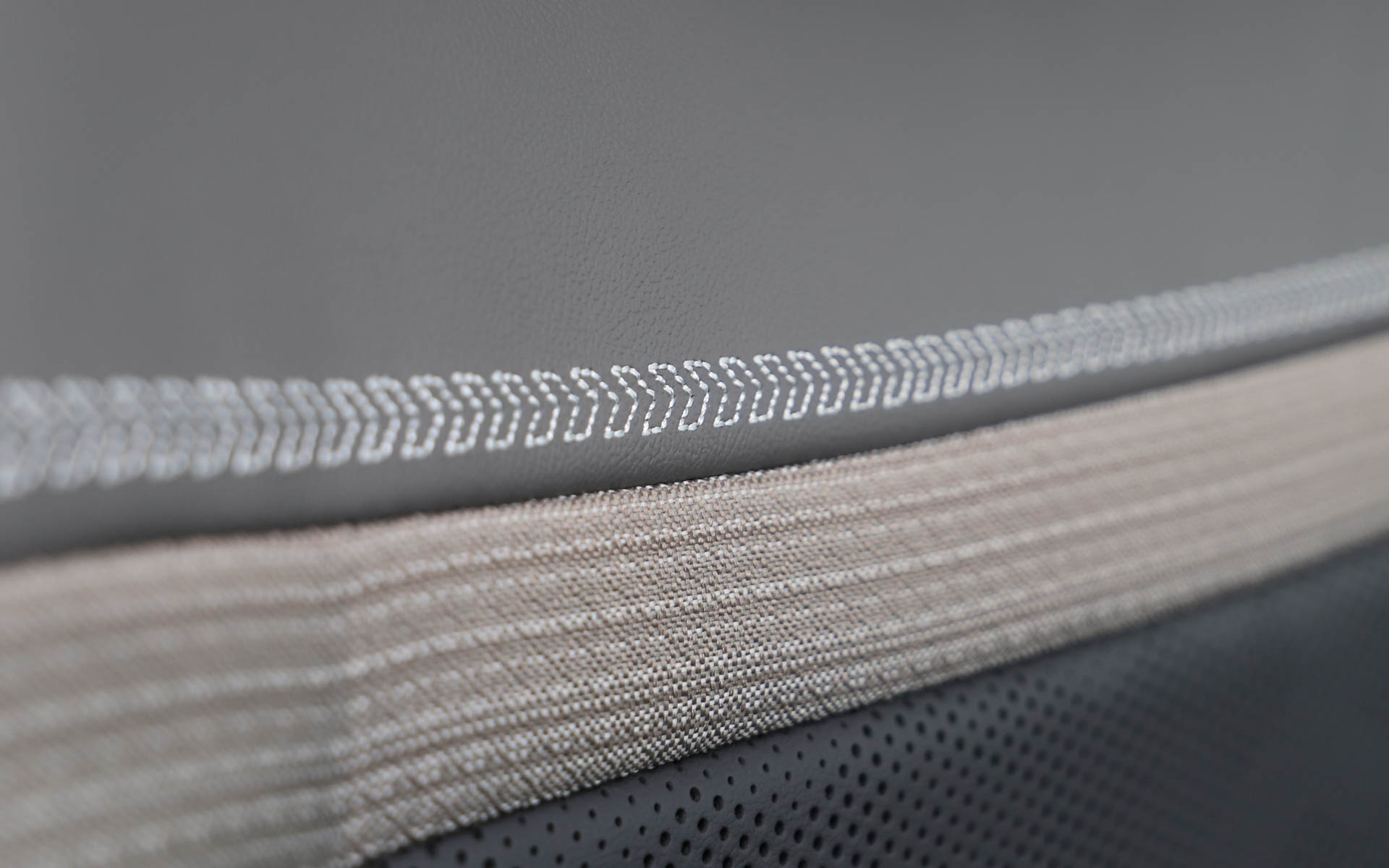 内装にはシトロエンのロゴ“シェブロン”をモチーフにしたシボやステッチなどが用いられる