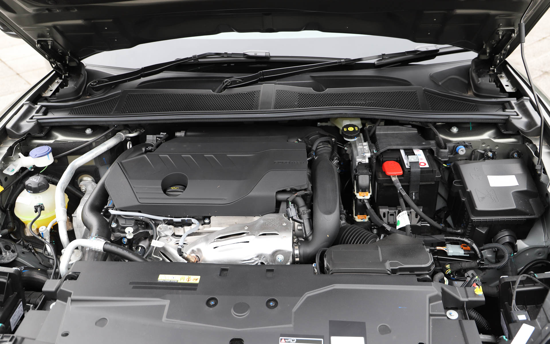 パワートレーンは180PS/250Nmを発生する4気筒DOHC 1.6リッターガソリンターボエンジン搭載モデルのほか、システムトータル出力225PS/360Nmを発生するプラグインハイブリッドモデルをラインアップ